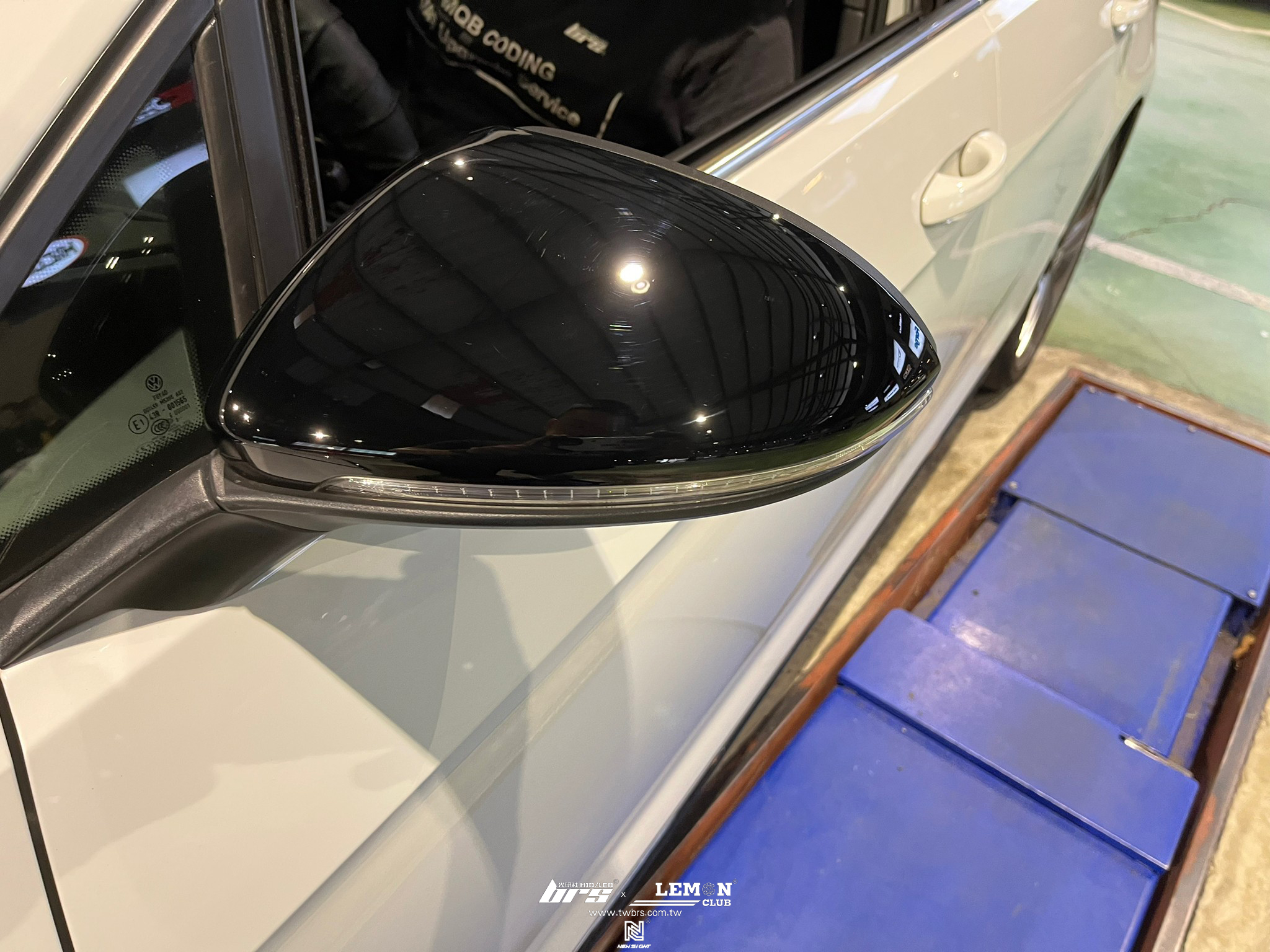 Volkswagen Golf 7.5 Variant 安裝 側裙+原廠鋼琴烤漆後視鏡蓋