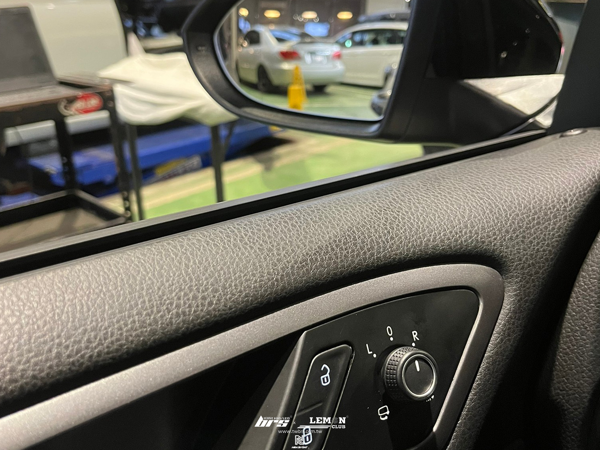 Volkswagen Golf 7 安裝 電動折疊後視鏡+後視鏡流水方向燈+鋼琴黑後視鏡蓋+自動大燈開關模組