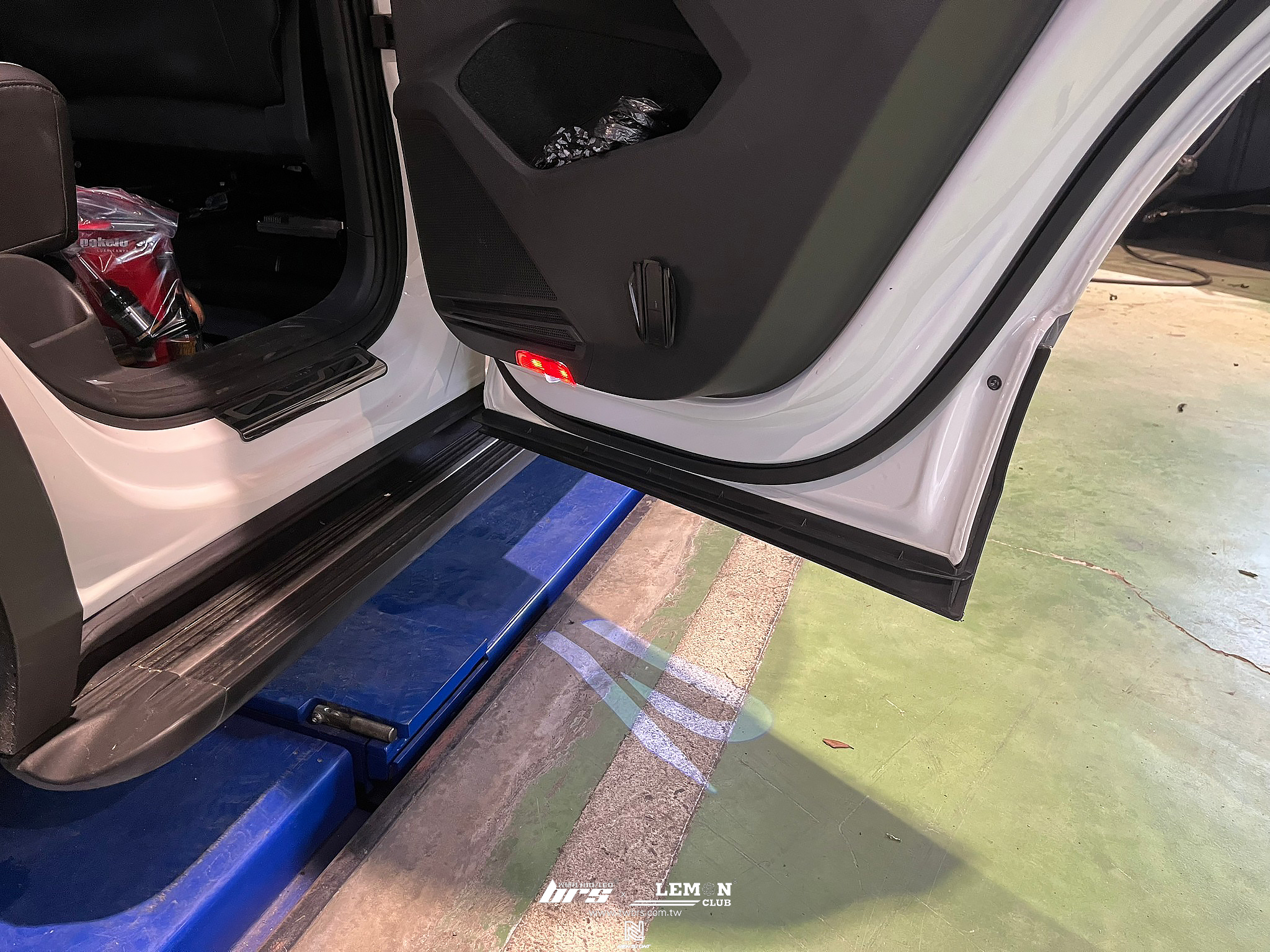 Volkswagen New Tiguan 安裝 投射式門邊燈(新R標)+原廠LED尾燈(右外)