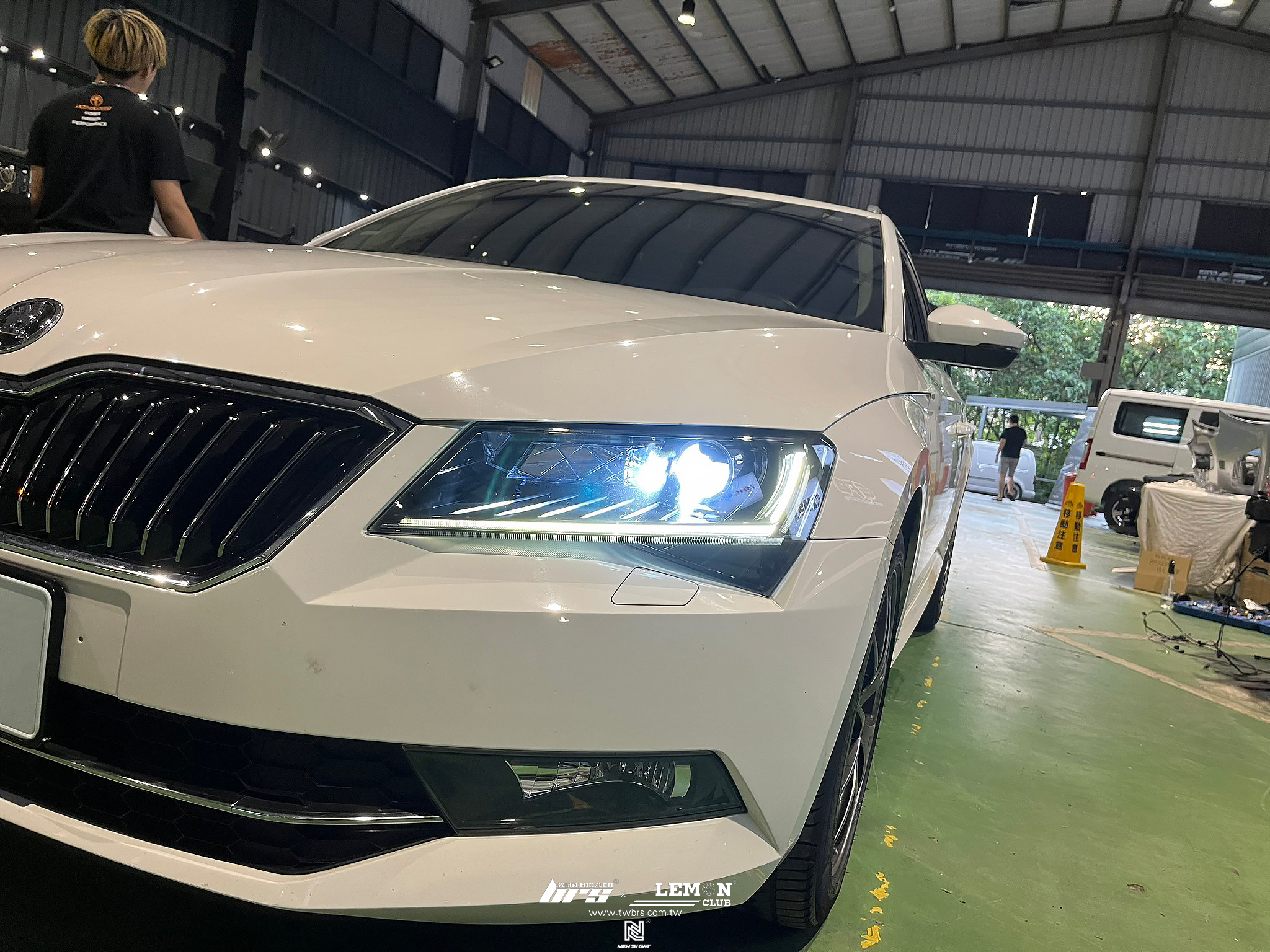 Skoda Superb 安裝 Highlight SS款(高階款) 6500K LED