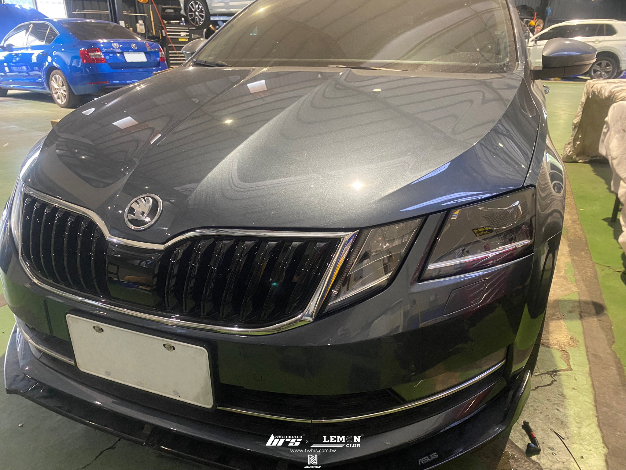 Skoda Octavia 安裝 副駕駛邊葉子板+前保桿更換+駕駛邊原廠魚眼大燈總成+後保桿烤漆