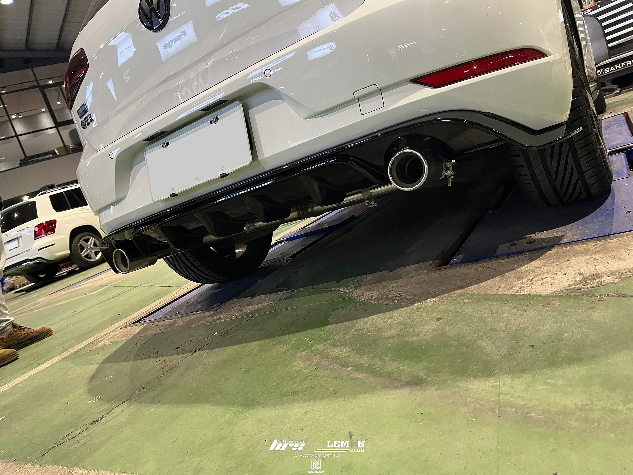 Volkswagen Golf 7.5 GTI 安裝 TCR副廠後下擾流