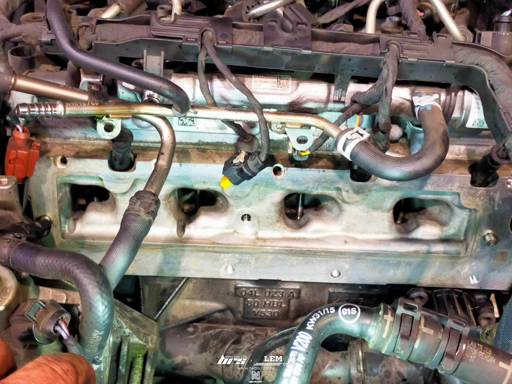 Skoda Octavia TDI 保養(德國Rheinol萊茵機油5W30+原廠機油芯+原廠柴油芯更換+原廠洩油螺絲+原廠洩油螺絲墊片+正時皮帶更換+機油泵浦皮帶更換+MQB外置空氣濾芯)+核桃沙清