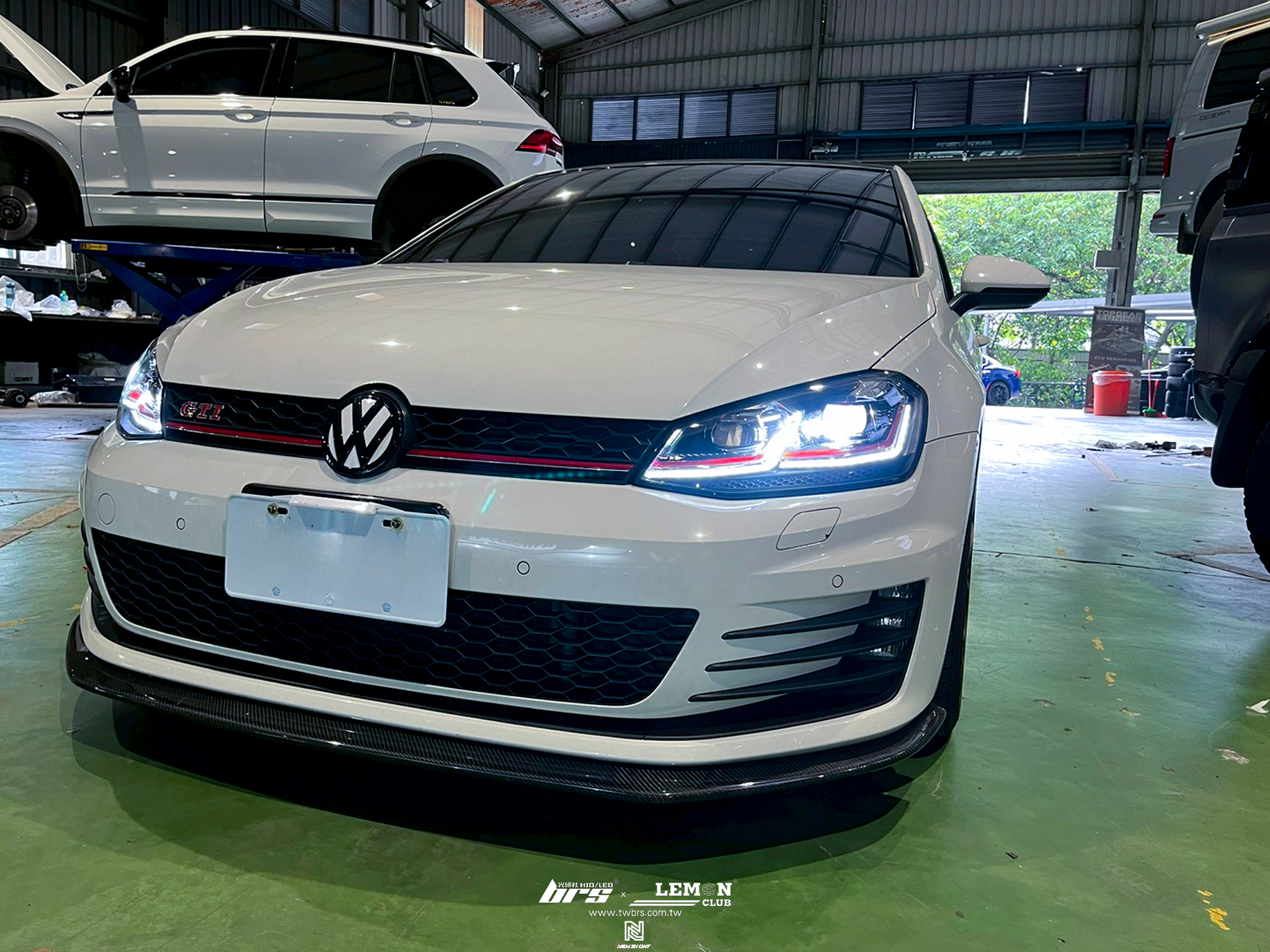 Volkswagen Golf 7 GTI 安裝 副廠7改7.5式樣紅線魚眼大燈總成+HIGHLIGHT 高階款LED大燈