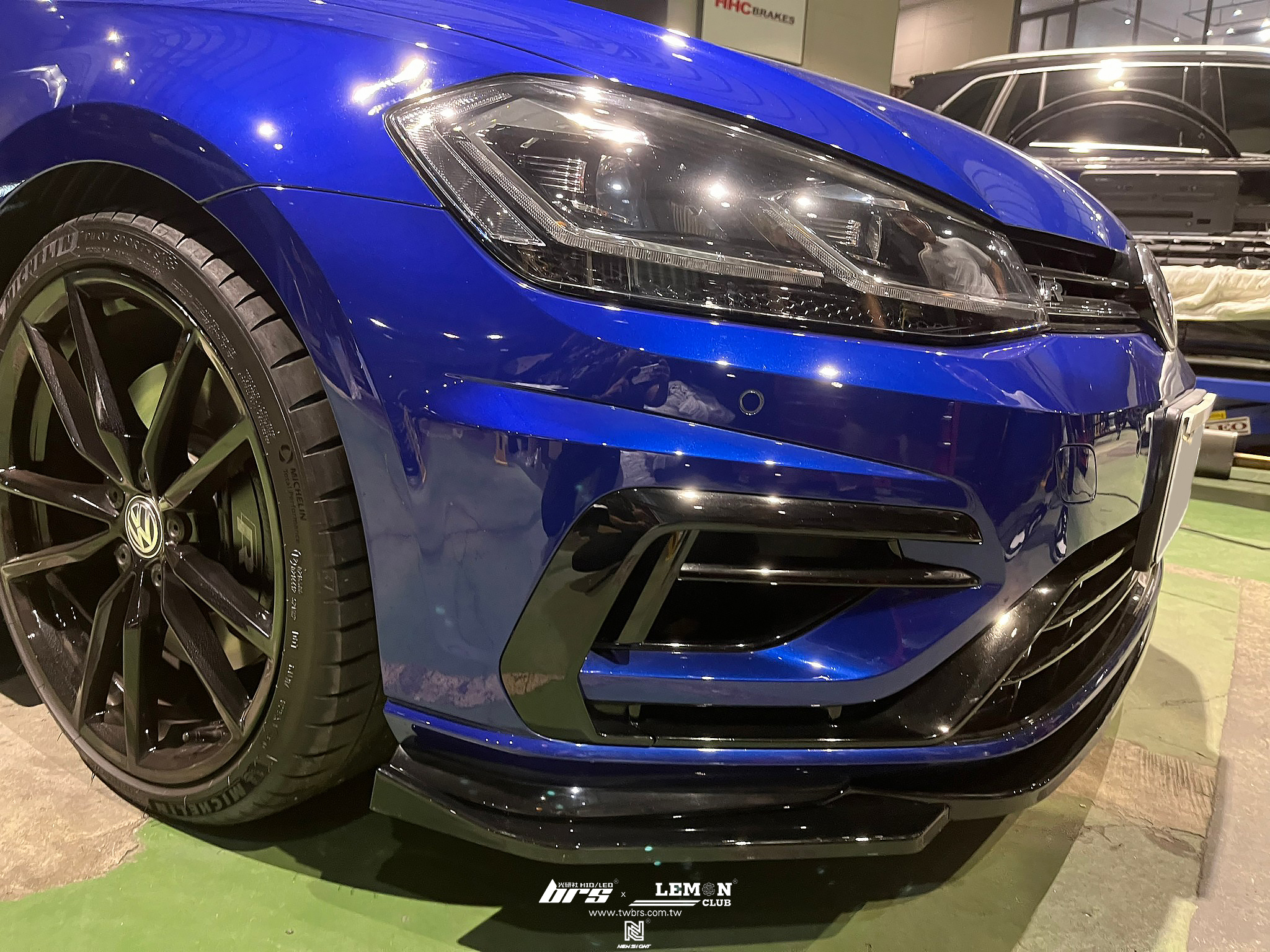 Volkswagen Golf 7.5 R 安裝 7.5R三件式前下巴+類MAX側裙+後視鏡流水方向燈