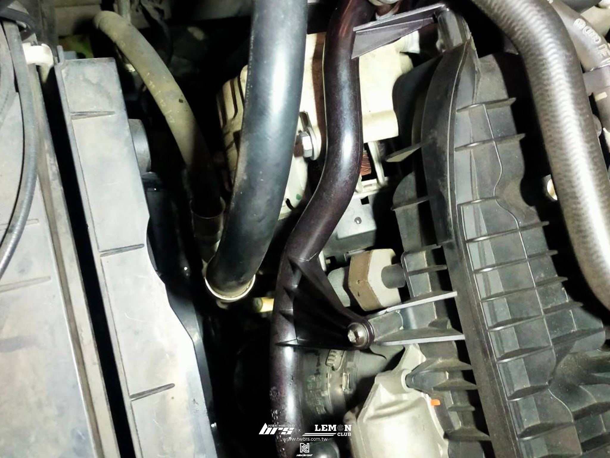 Skoda Superb 安裝 EA888鋁合金正時側蓋+凸輪軸電磁閥+凸輪軸電磁閥油封+塑膠熱水管