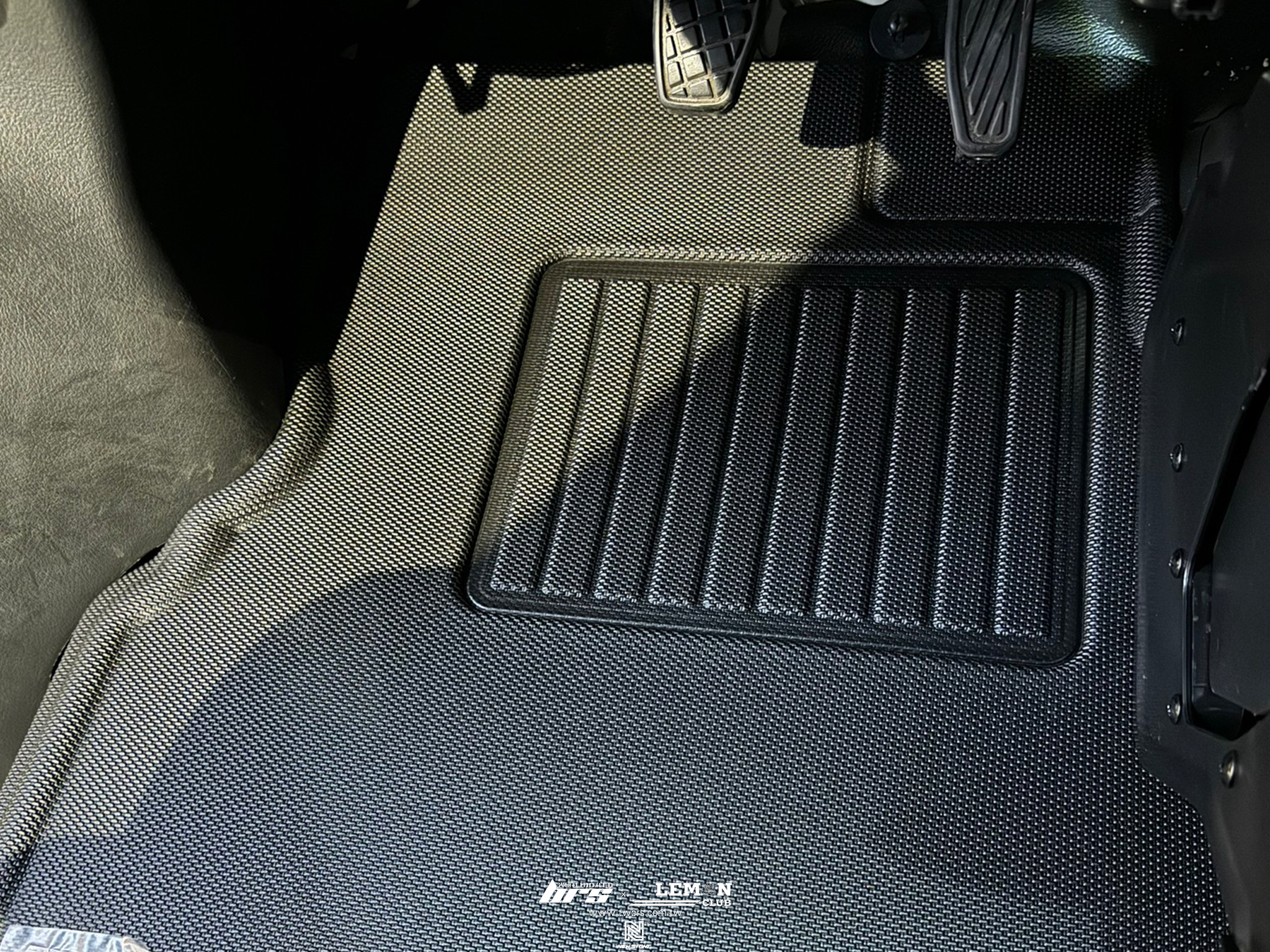 Toyota Town Ace 安裝 3D卡固腳踏墊