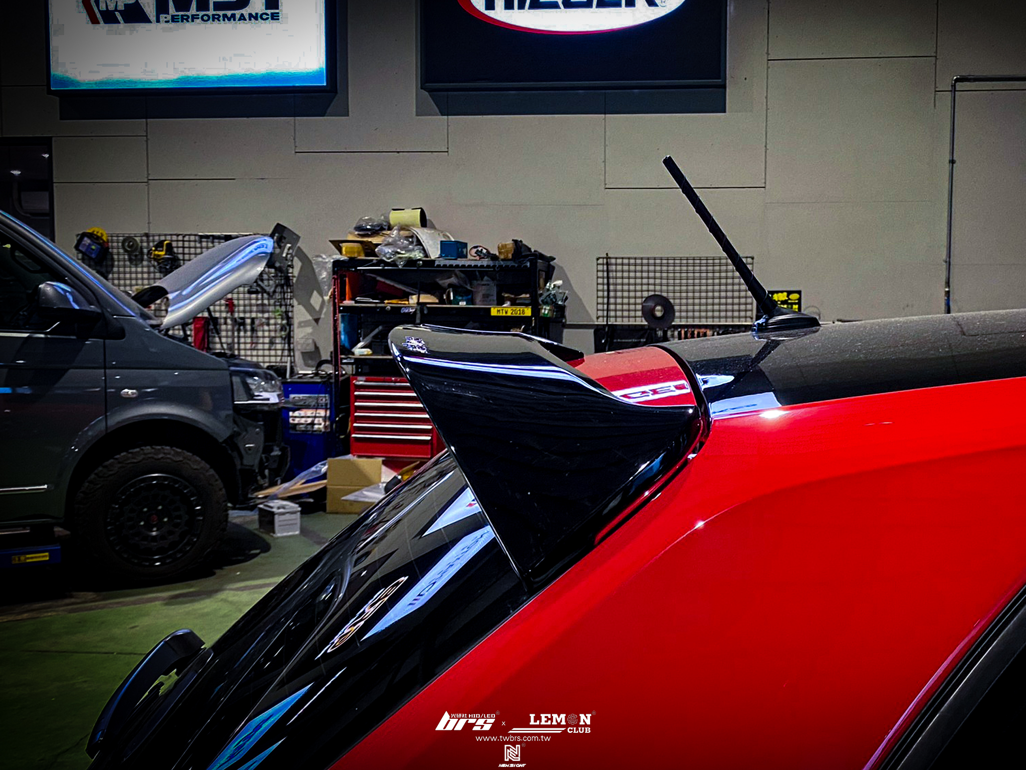 Volkswagen Polo AW 安裝 倒車翻蓋鏡頭-軌跡版+類Oettinger尾翼+R-Line側裙