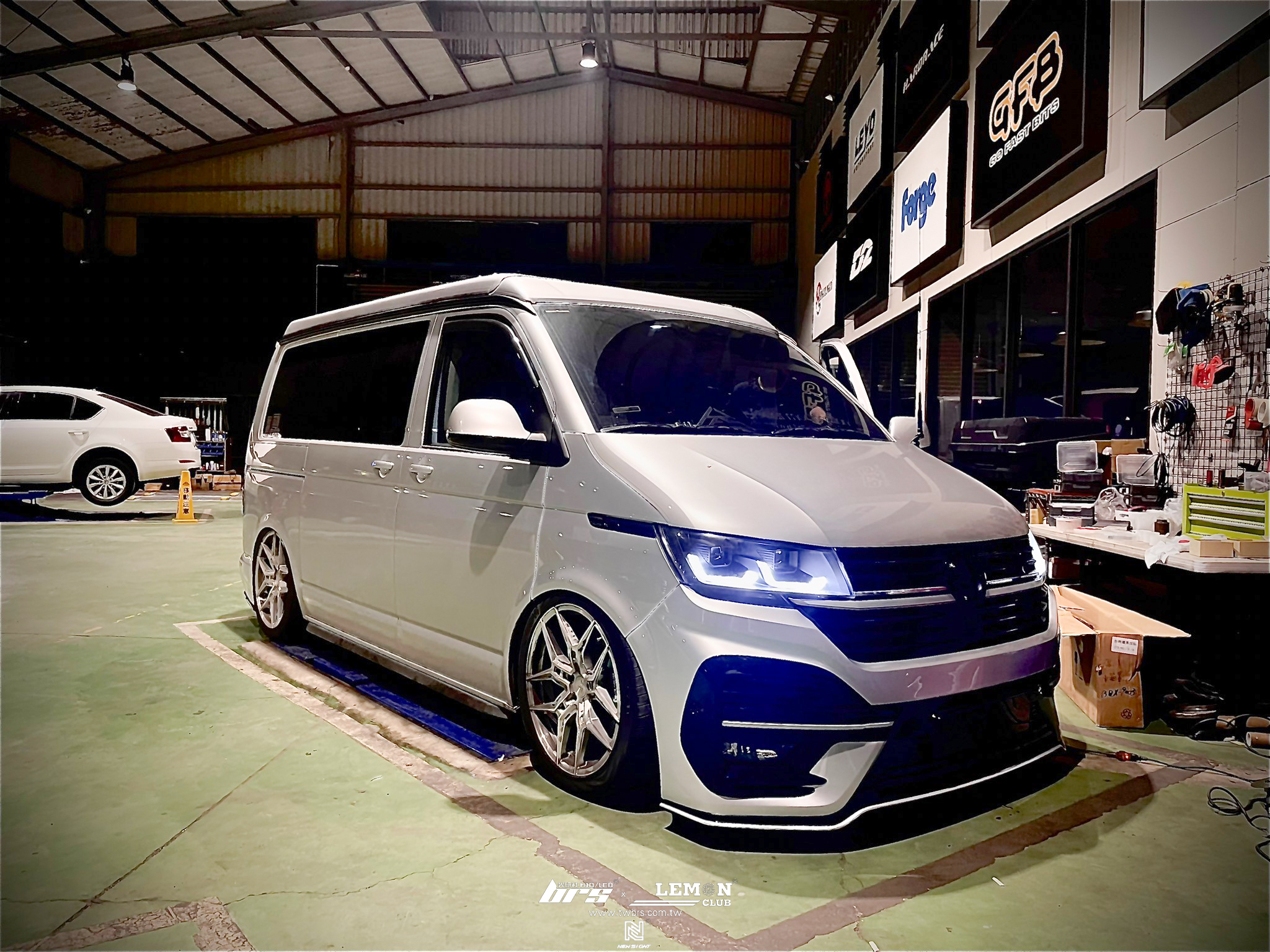 Volkswagen T5 Multivan 3.2 安裝 T6.1 LV-R 前後保桿+T6.1副廠水箱罩+T6.1 魚眼大燈+HIGHLIGHT SS款高階LED