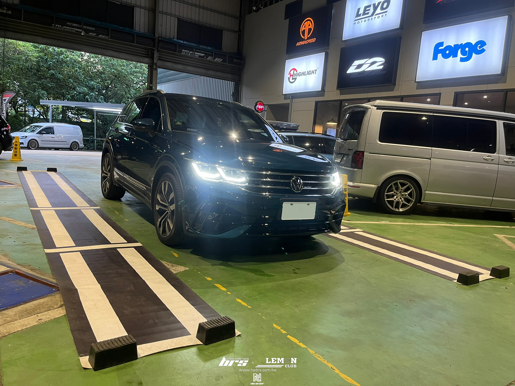 Volkswagen New Tiguan 安裝 R前保桿+R後保桿+尾門燈+環景校正