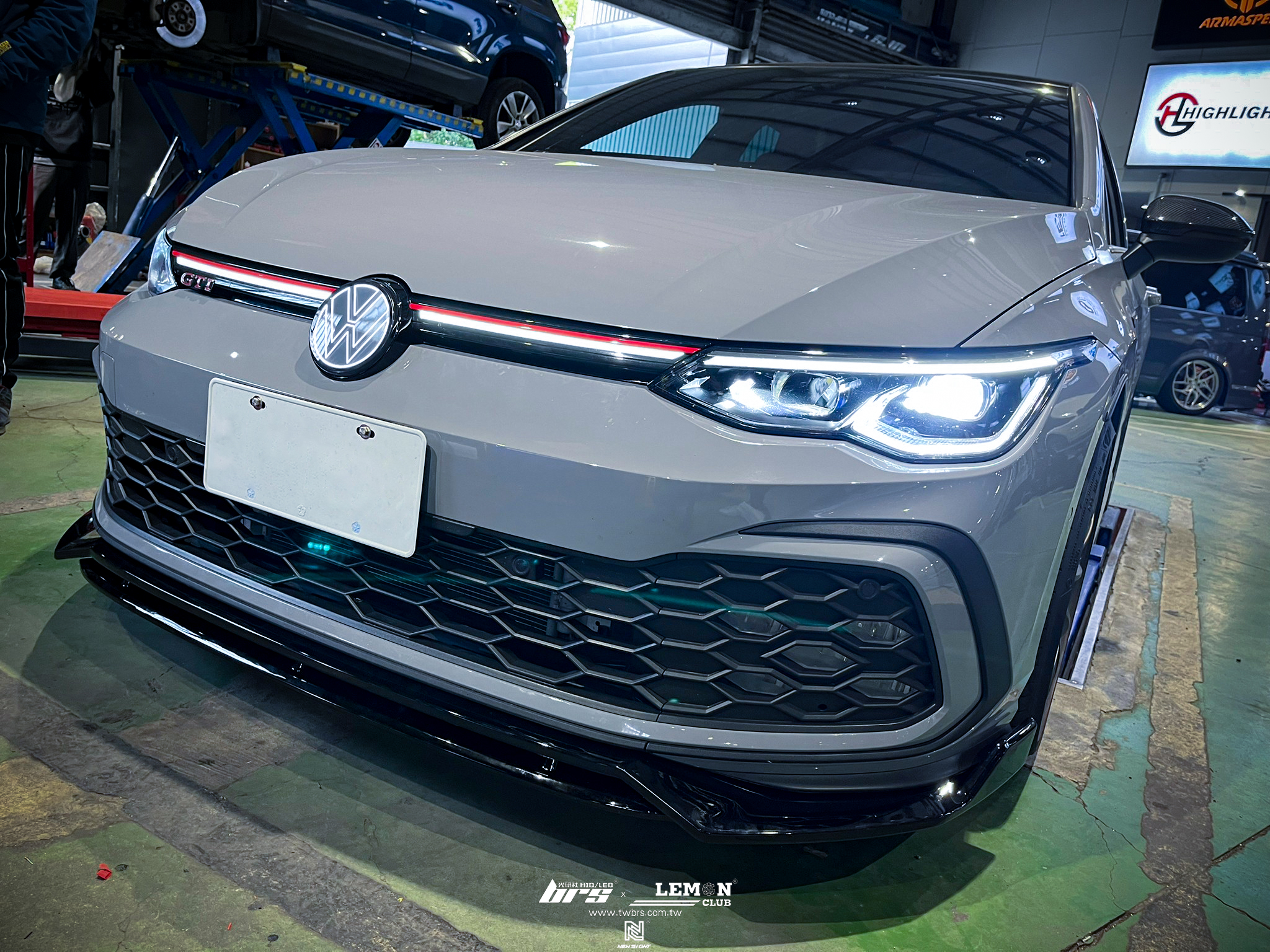Volkswagen Golf 8 GTI 安裝 RZ款前下巴+發光廠徽