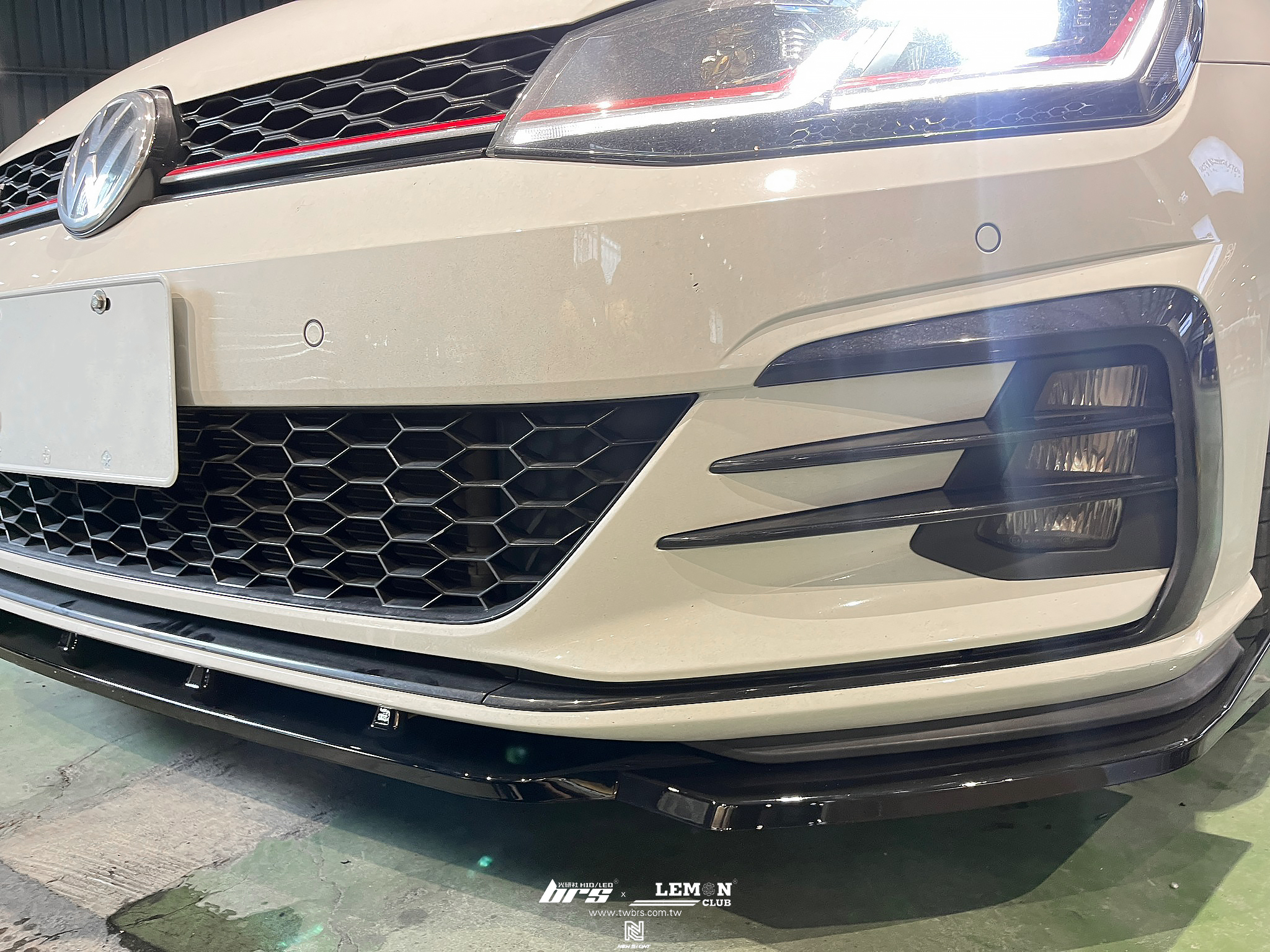 Volkswagen Golf 7.5 GTI 安裝 三件式前下巴