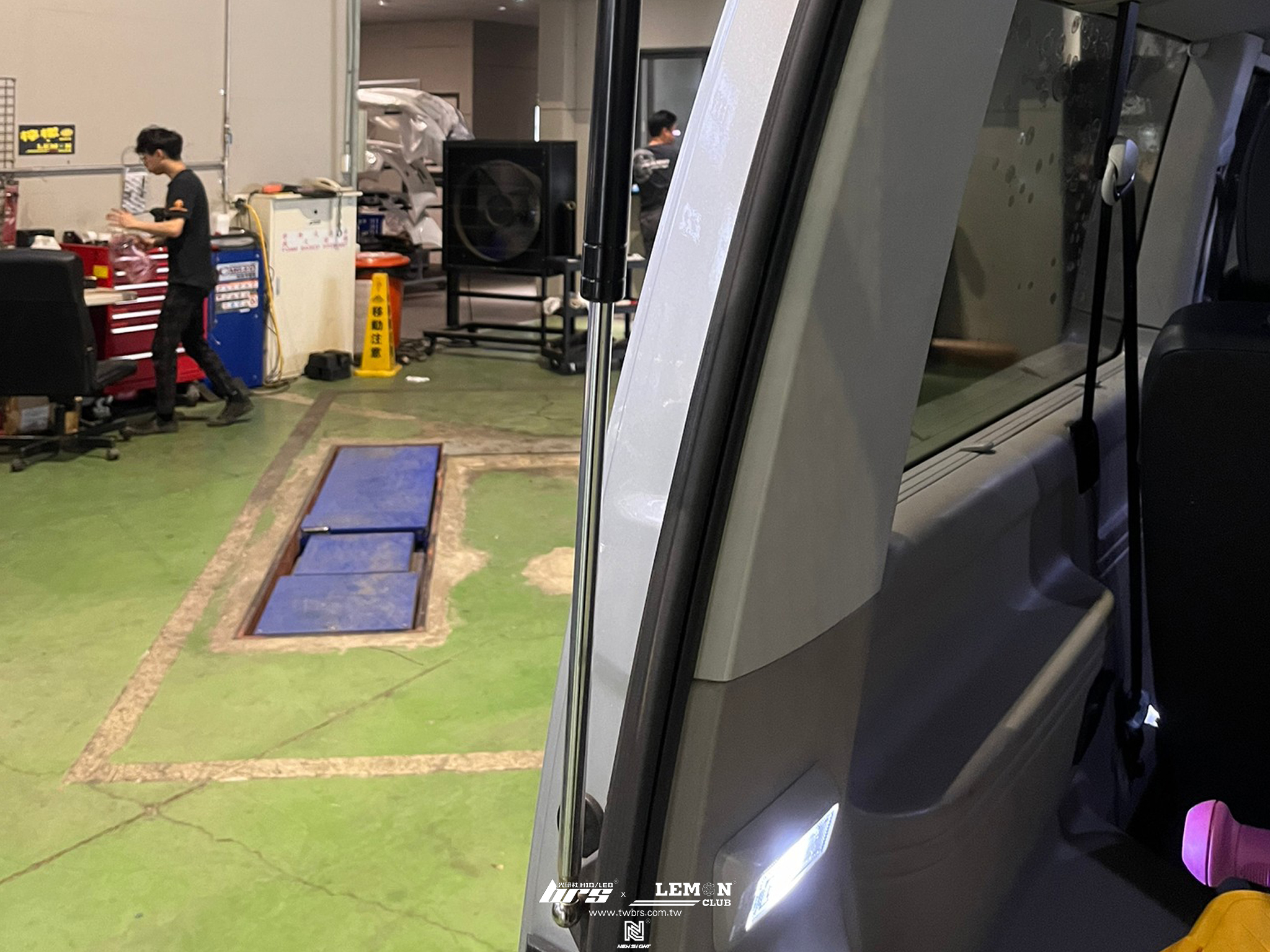 Volkswagen T6 安裝 輕負載型後蓋撐桿(120KG)