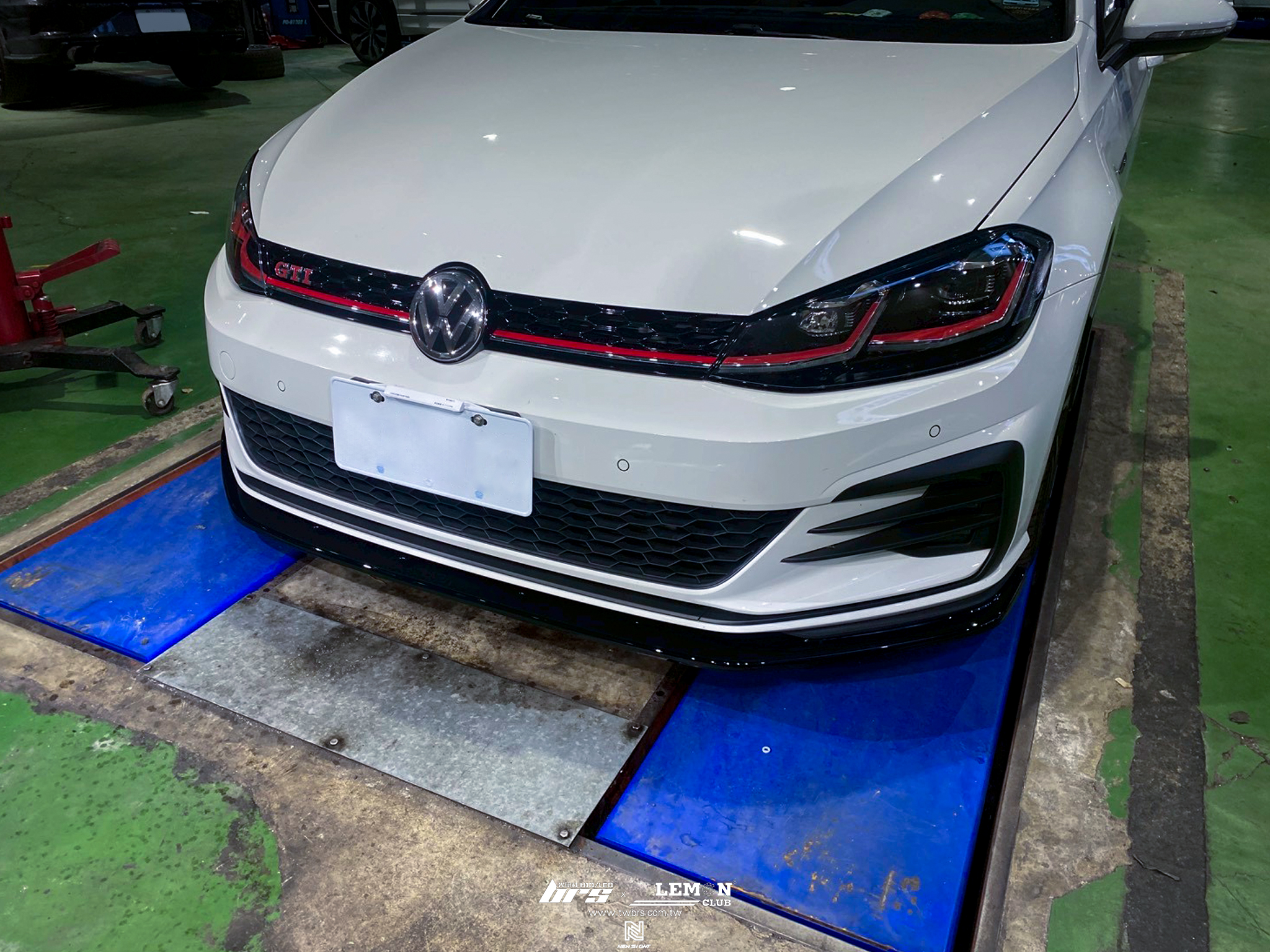 Volkswagen Golf 7.5 GTI 安裝 專用類MAX前下巴+類MAX側裙+Leyo換檔撥片+類MAX後下擾流