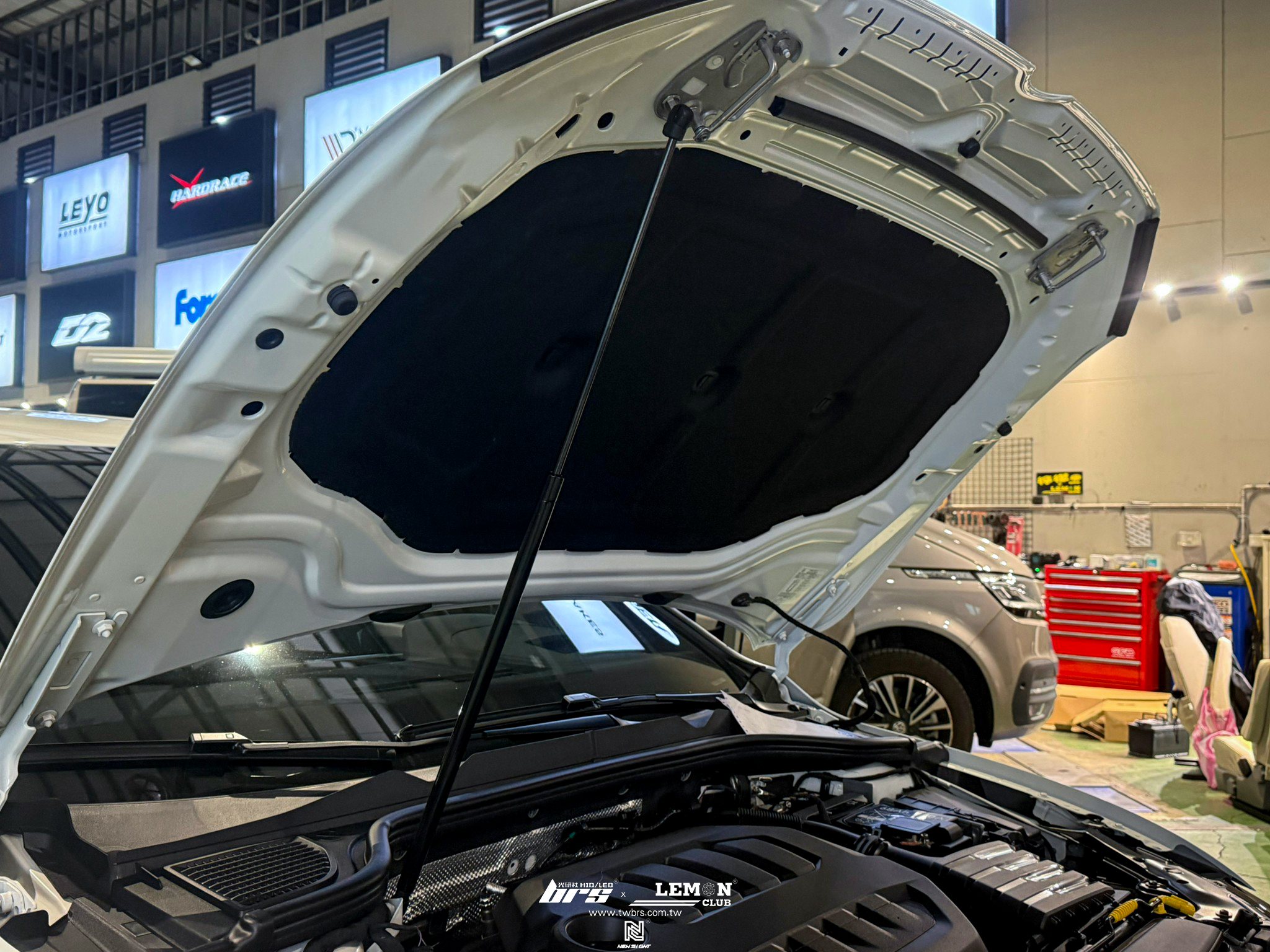 Volkswagen Golf 8 R 安裝 Racingline 雨刷水桶蓋+Racingline 油壓撐桿