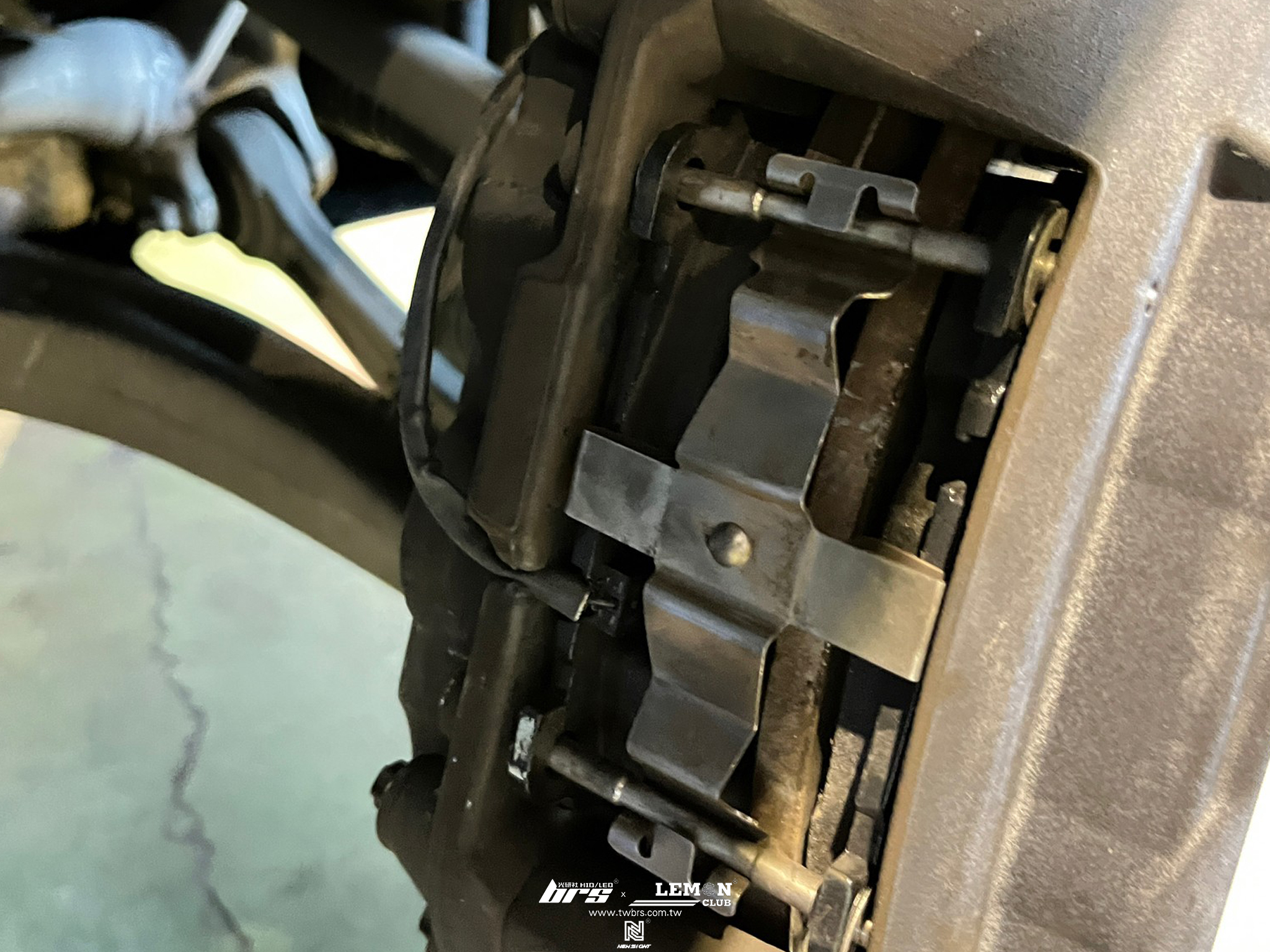 Porsche Macan 安裝 原廠前來令片+感應線