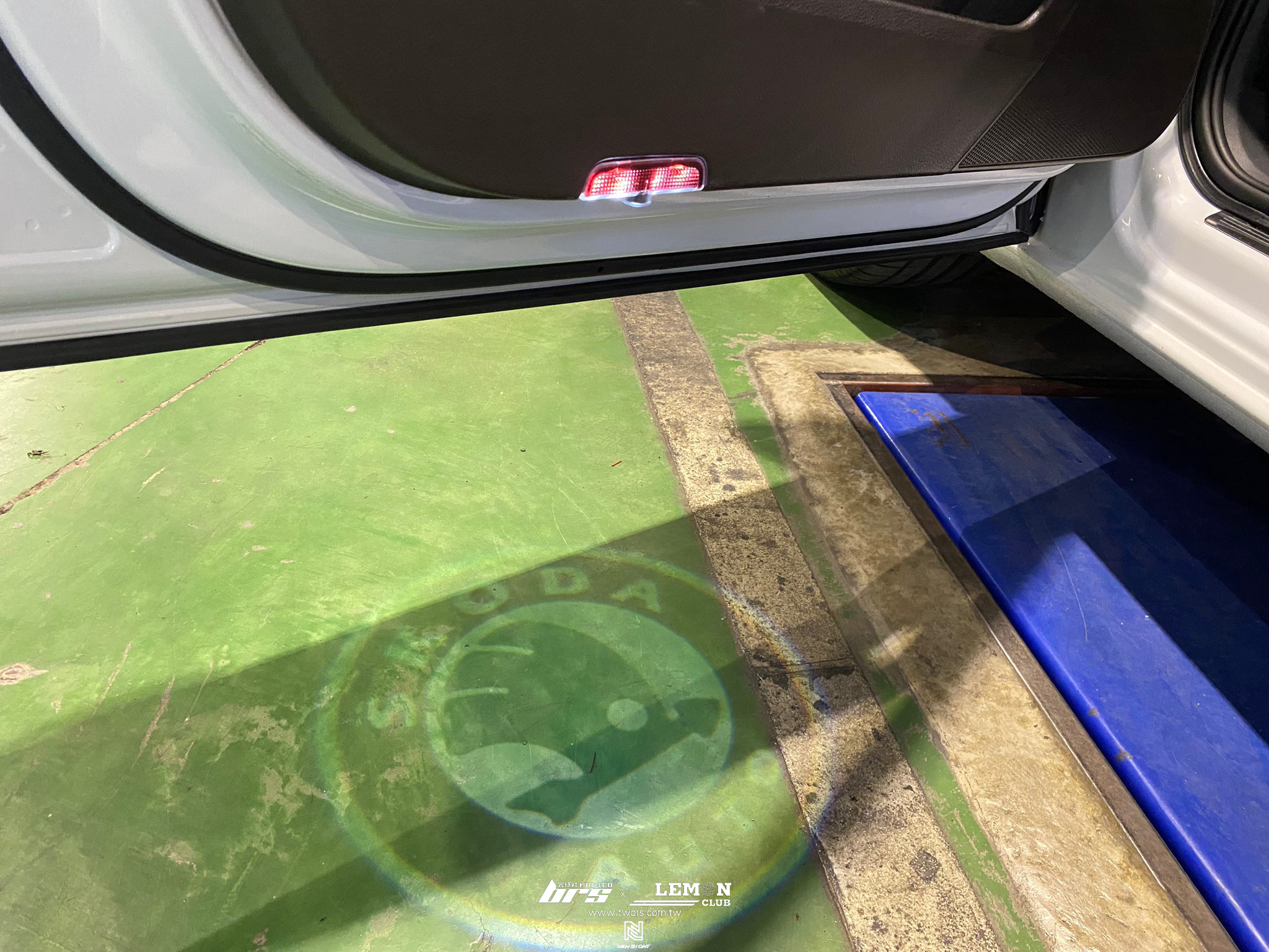 Skoda Superb 安裝 數位液晶儀表板+迎賓照地燈