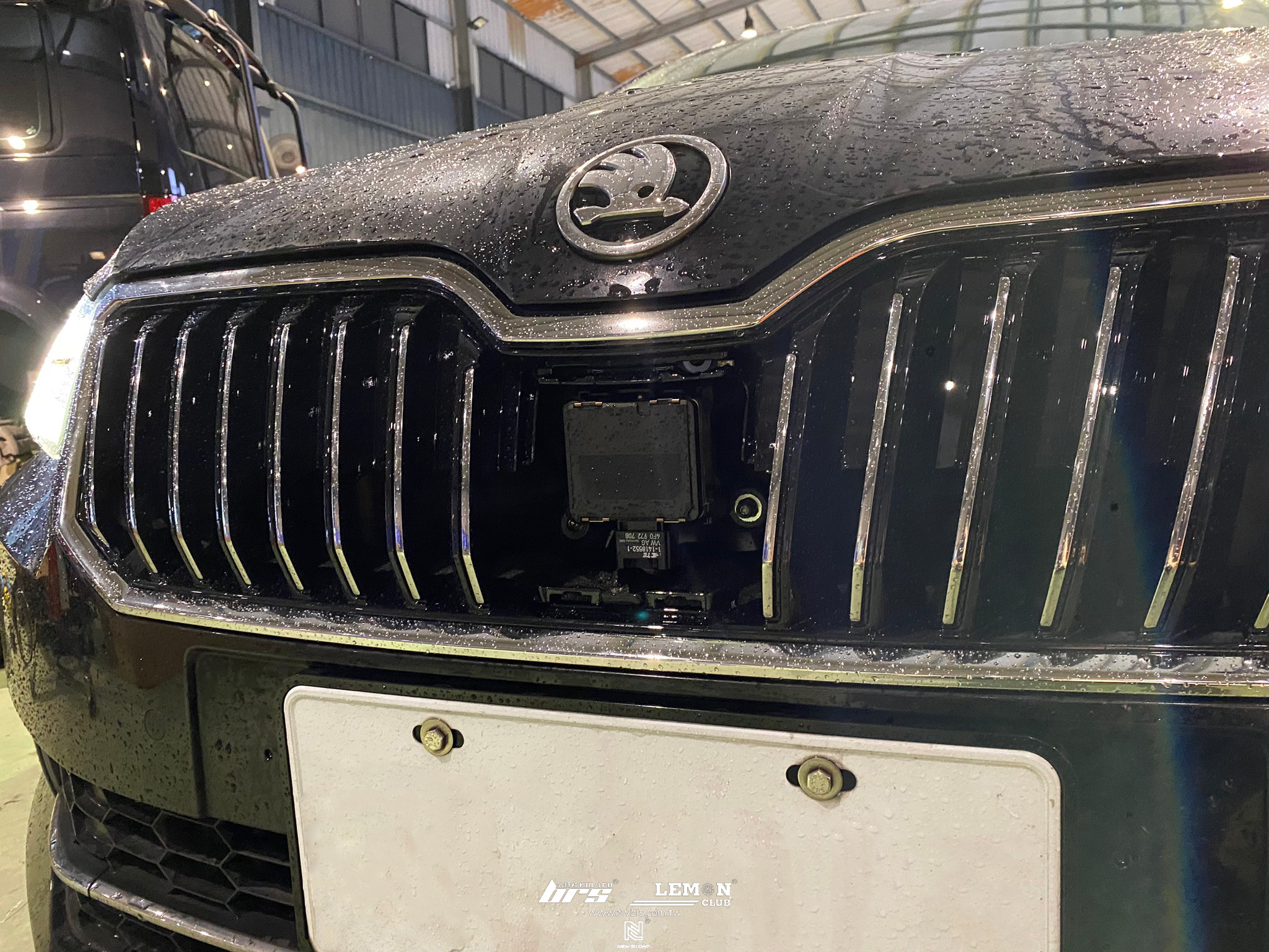 Skoda Superb 保養(德國Rheinol萊茵機油0W20+原廠機油芯+原廠洩油螺絲+原廠洩油螺絲墊片)+ACC 搭配鍍鉻水箱罩+車道保持