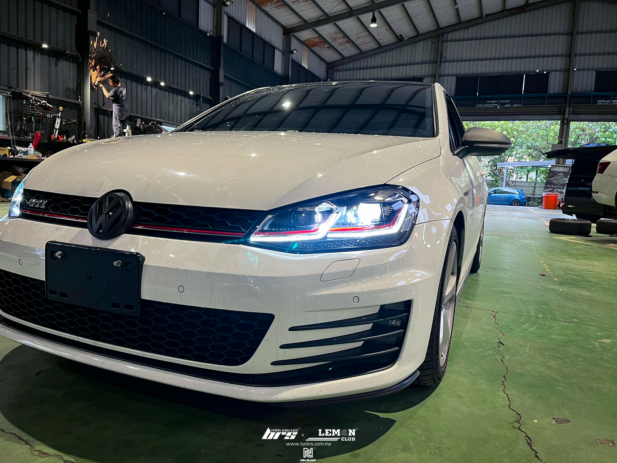 Volkswagen Golf 7 GTI 安裝 7改7.5紅線魚眼大燈總成+YEAKY大燈35W 6500K HID D2H增亮型+7改7.5代副廠流水LED尾燈