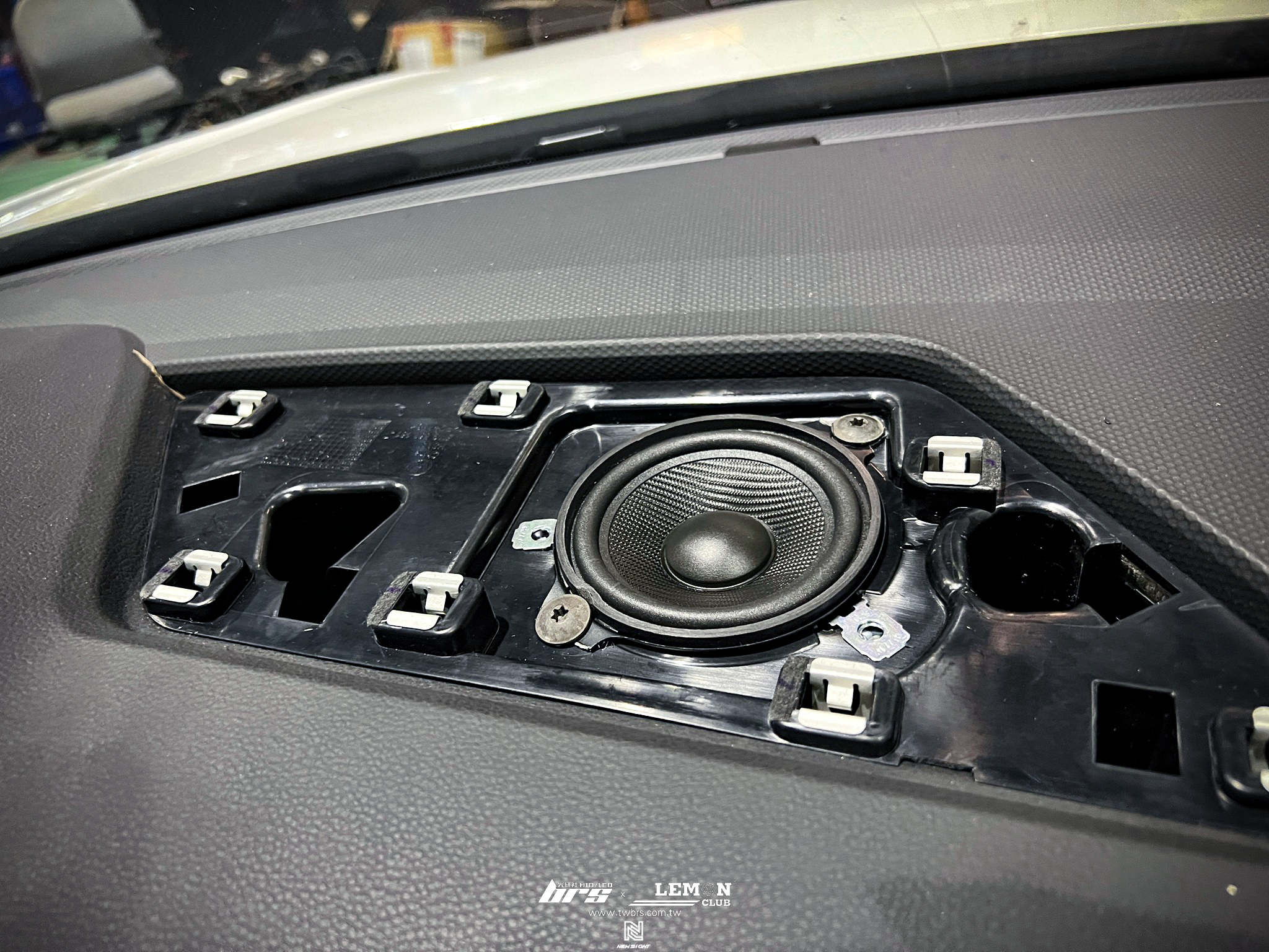 Volkswagen New Tiguan 安裝 中置喇叭