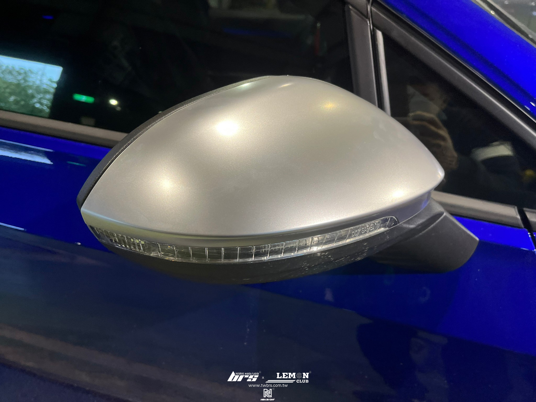 Volkswagen Golf 8 Variant R 安裝 原廠副駕駛邊鍍鎳銀後視鏡蓋