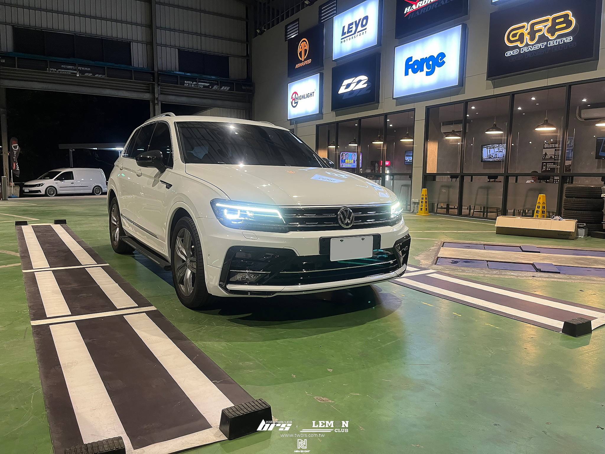Volkswagen New Tiguan 安裝 R-Line前保桿+輪弧烤漆(白色)+環景校正