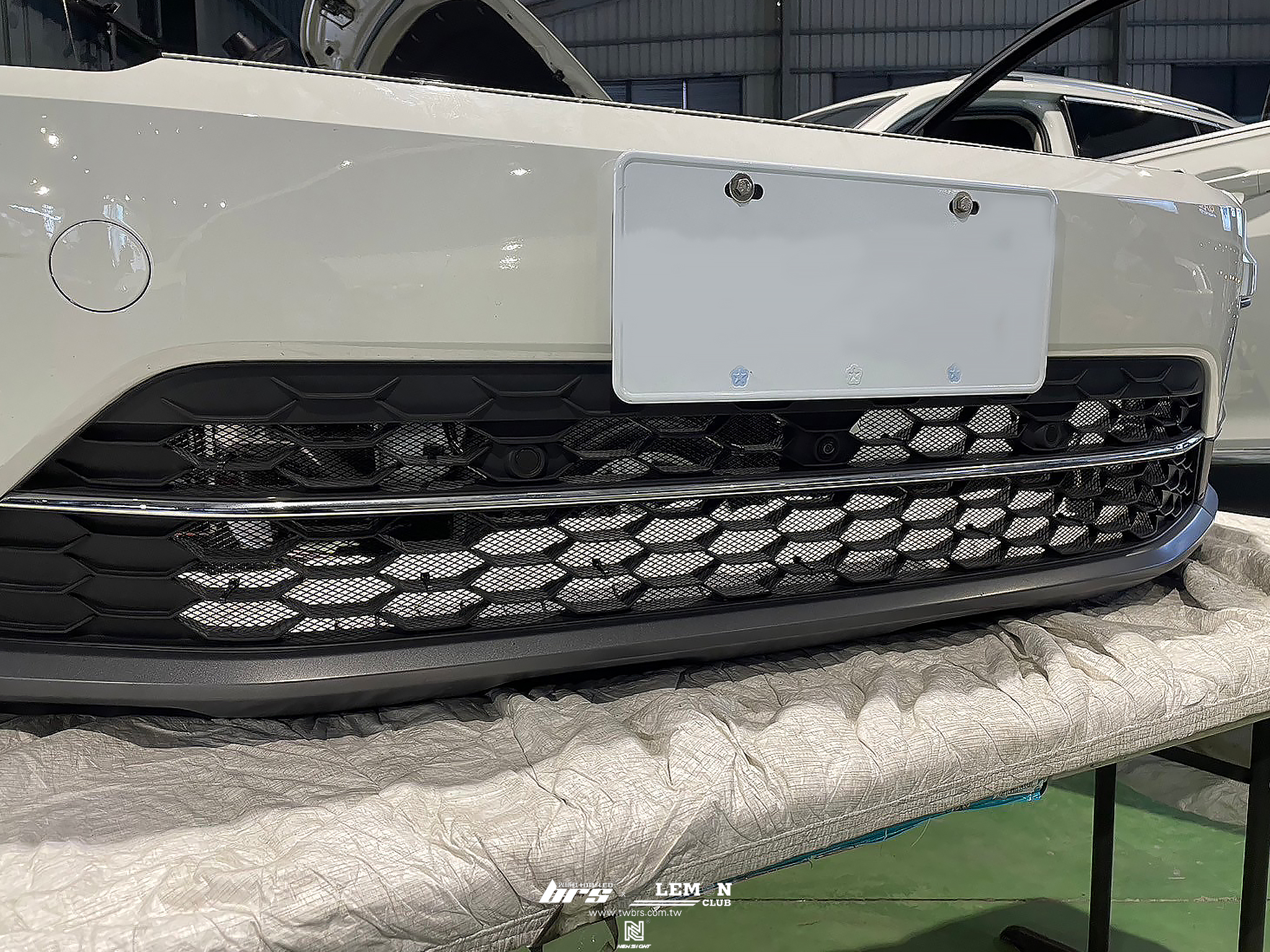 Volkswagen New Tiguan 安裝 R-Line尾翼+美國HART單體中音3吋中置喇叭+跳石網+原廠直接式胎壓(二代胎壓)-原廠氣嘴