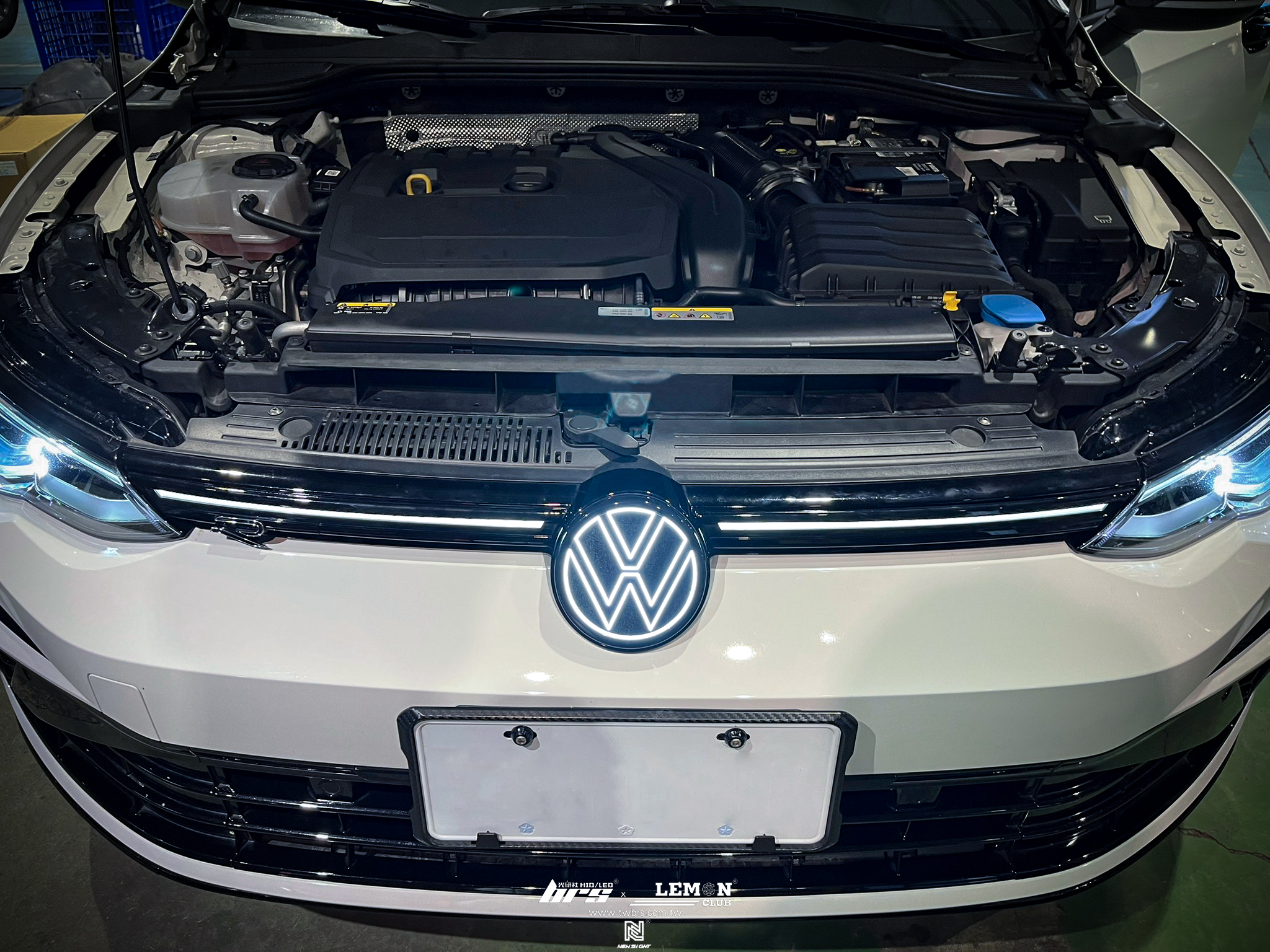 Volkswagen Golf 8 安裝 發光廠徽