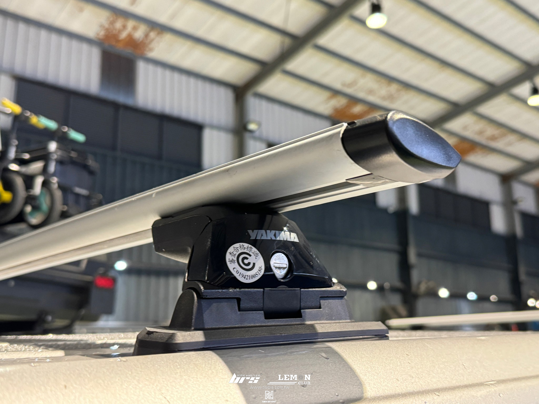 Benz Vito 安裝 YAKIMA低風阻銀色鋁橫桿