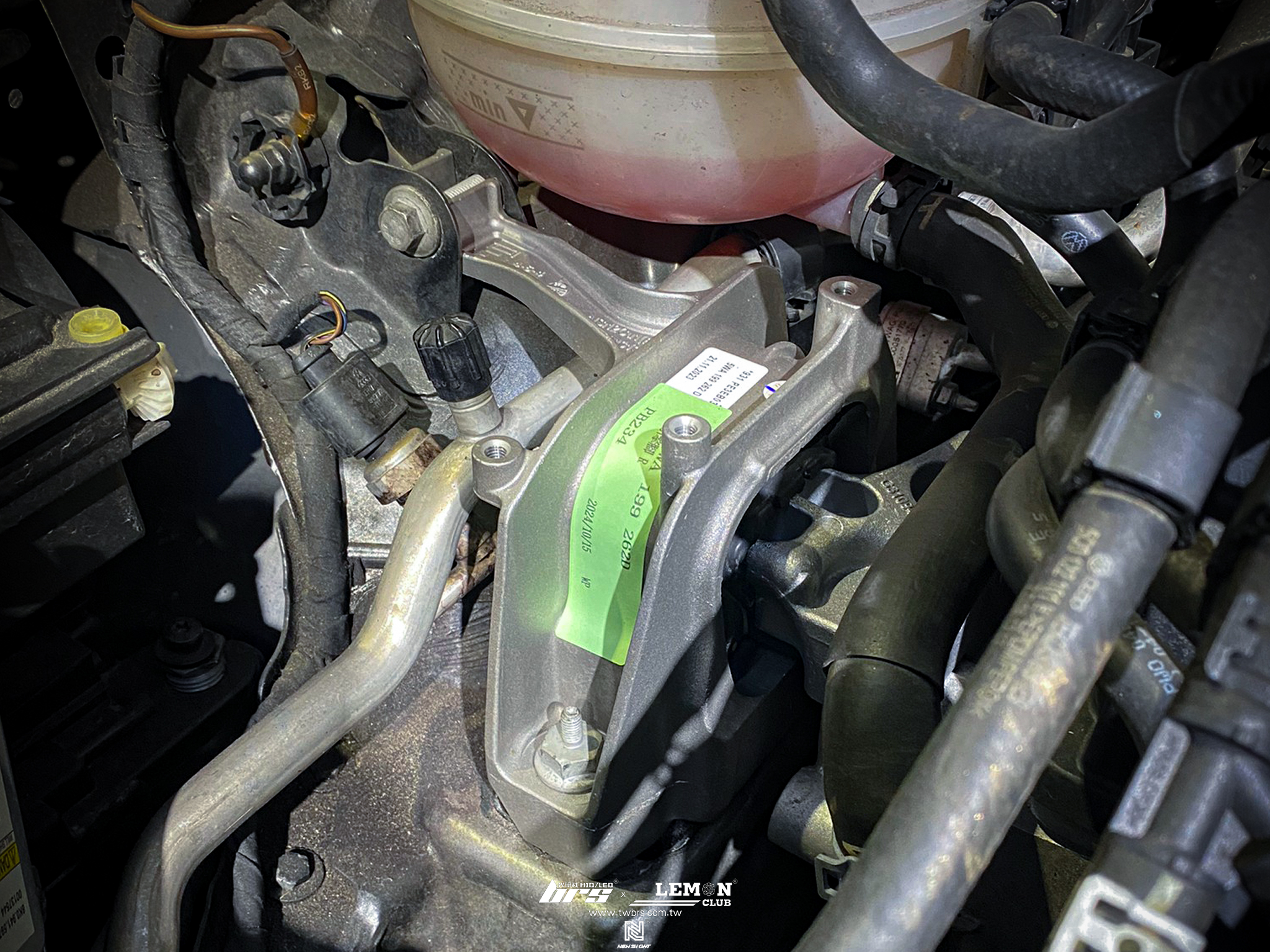 Skoda Superb 保養 原廠引擎腳更換+原廠變速箱腳更換