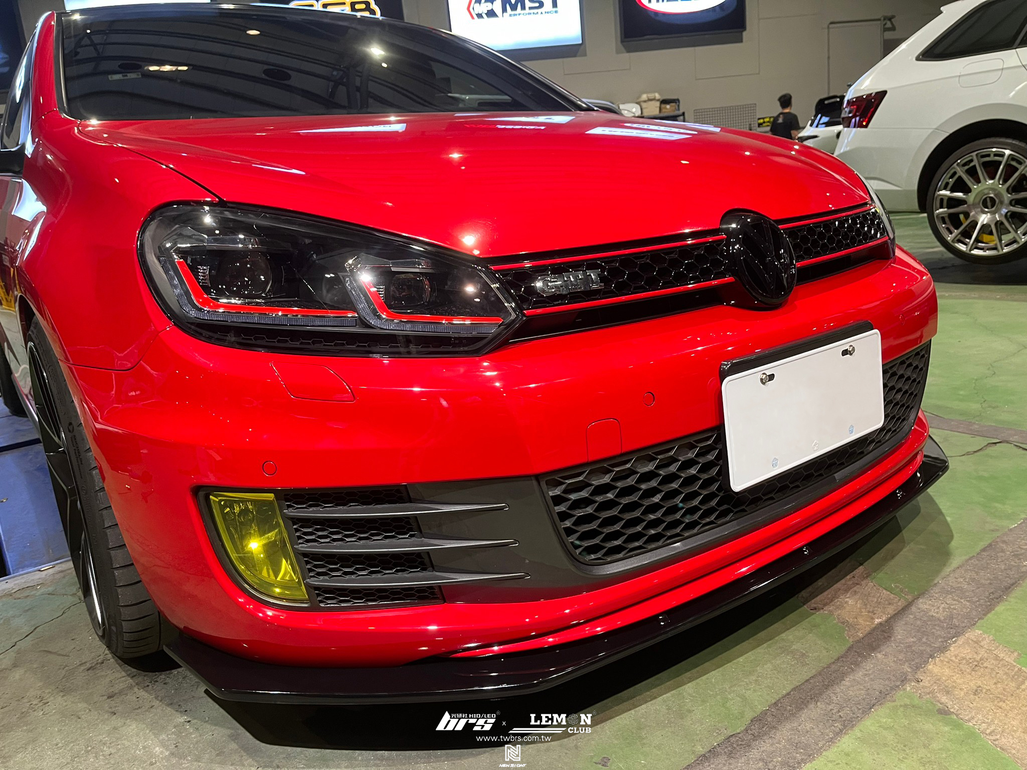 Volkswagen Golf 6 安裝 6改7.5紅線魚眼大燈總成+YEAKY大燈35W 6500K HID D2H增亮型+GTI專用前下巴
