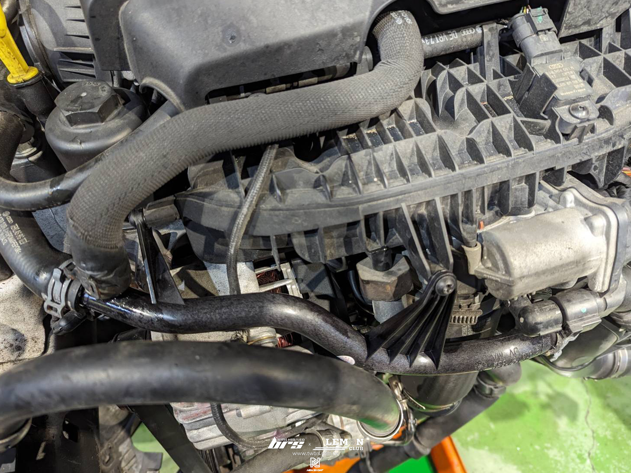 Skoda Superb 保養(水箱更換+原廠引擎腳更換+原廠變速箱腳更換+水箱固定扣更換+三通管更換+防撞海綿更換)