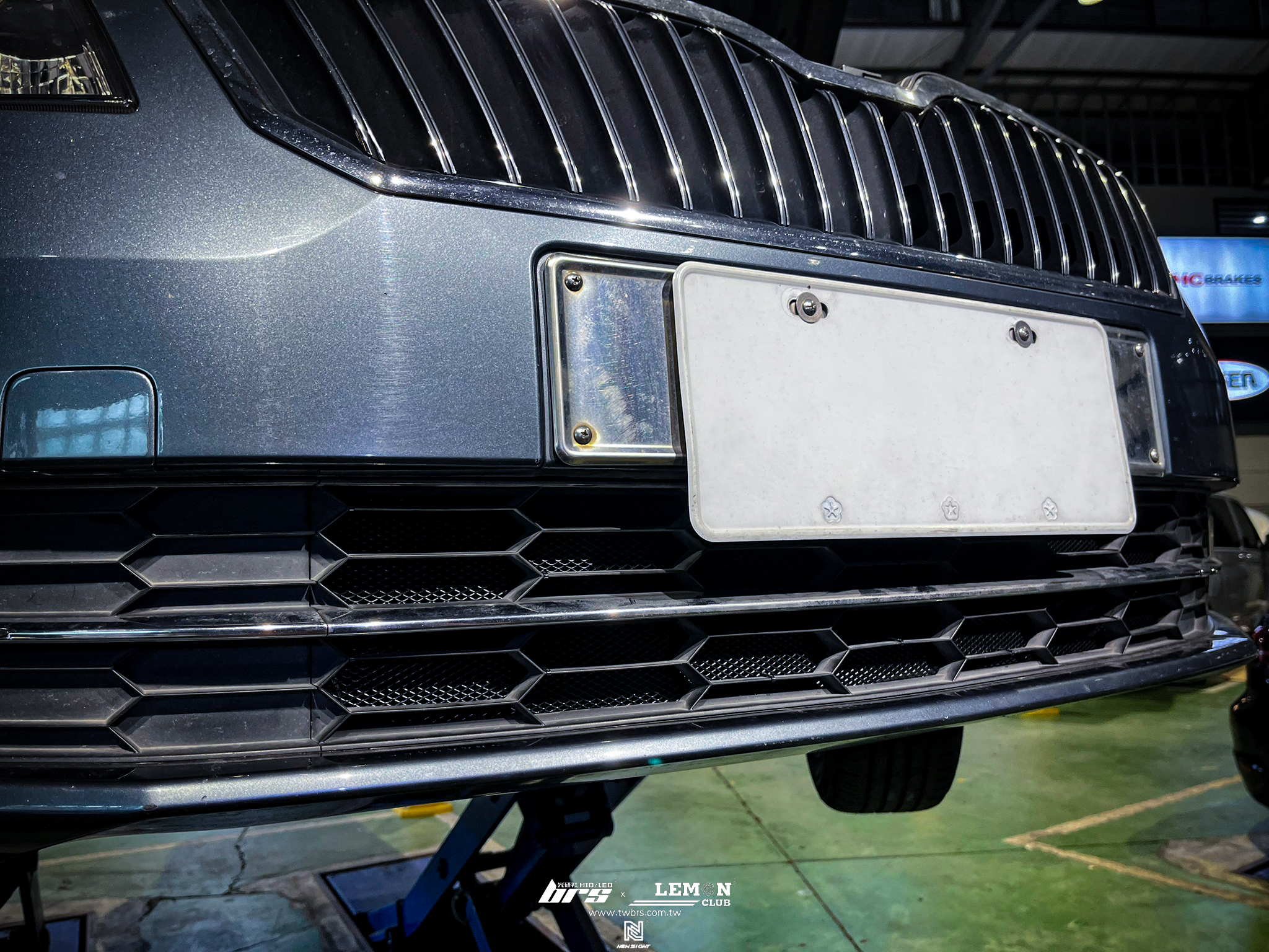 Skoda Superb 保養 德國Rheinol萊茵機油5W30更換+原廠機油芯更換+原廠洩油螺絲+墊片更換+德國STABILUS引擎室油壓頂桿+保桿防跳石網