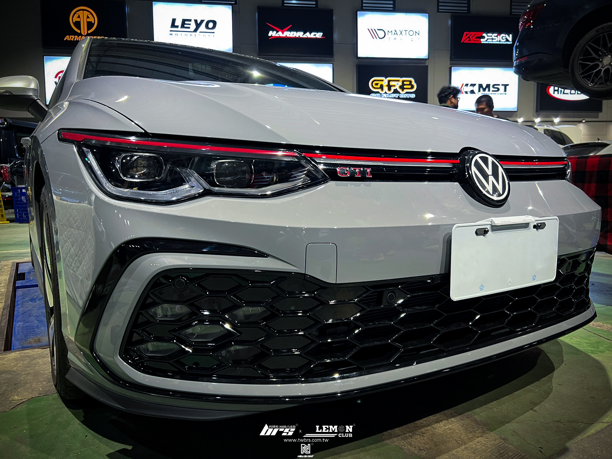 Volkswagen Golf 8 GTI 安裝 LEYO透明換檔撥片+前保夜色套件