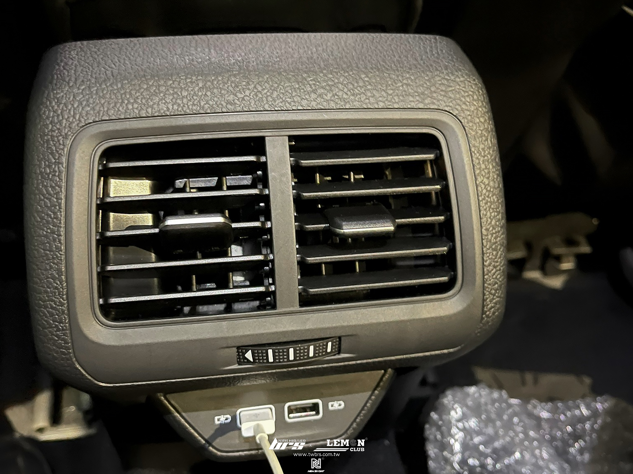 Volkswagen Golf 7.5 安裝 後座USB充電座+燻黑流水LED尾燈+前Brembo來令片(紅皮)+後視鏡流水方向燈