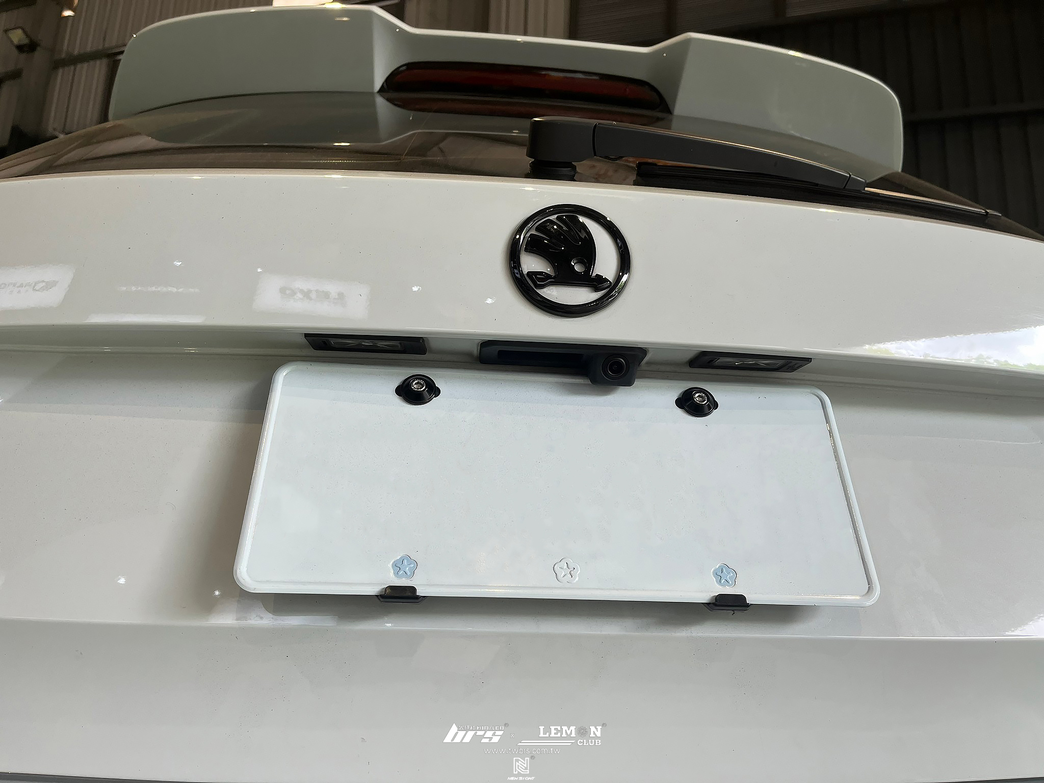 Skoda Fabia 安裝 把手式倒車顯影鏡頭(軌跡版)