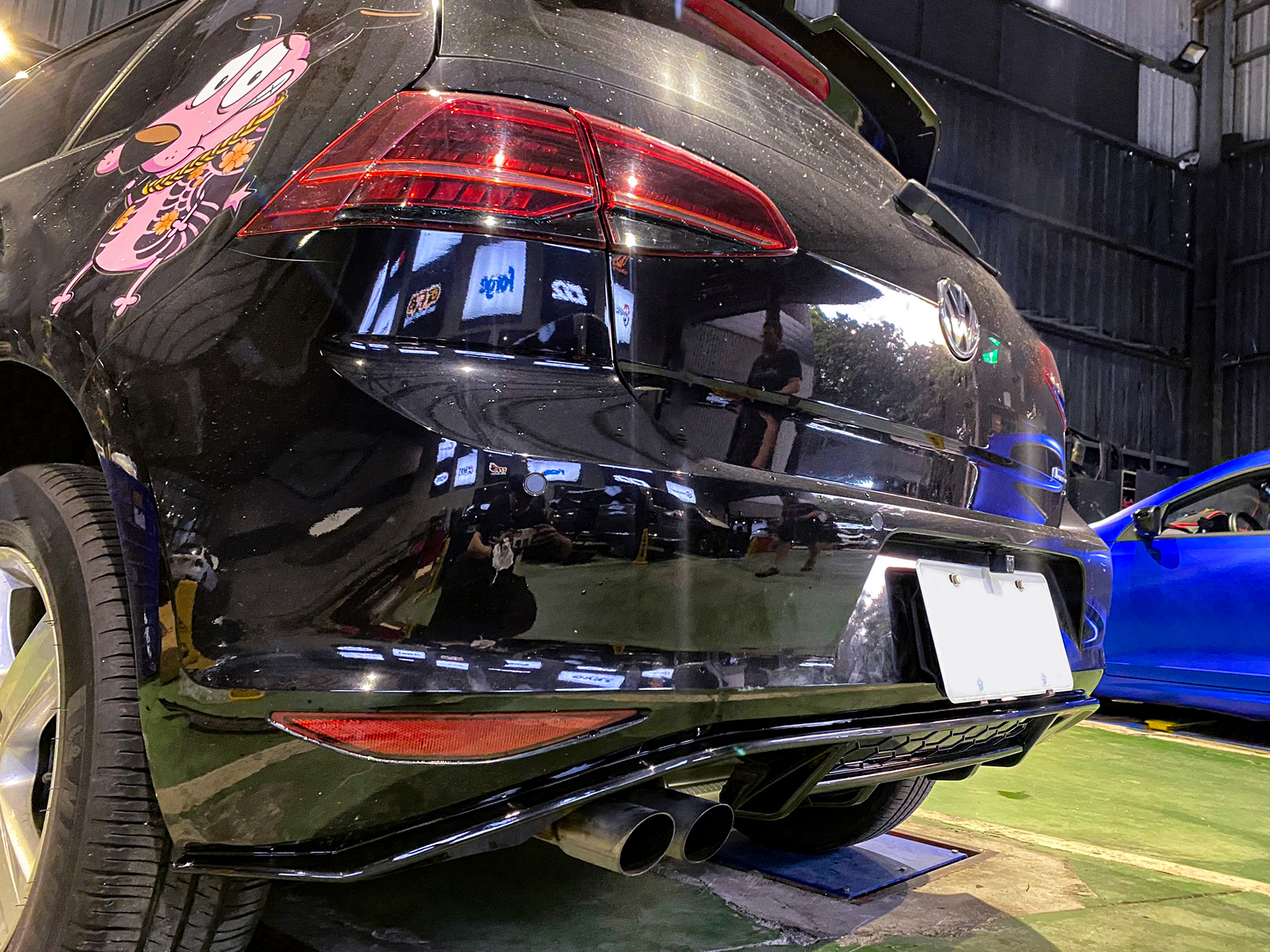 Volkswagen Golf 7 安裝 類7.5R四出後下擾流+前後黑標