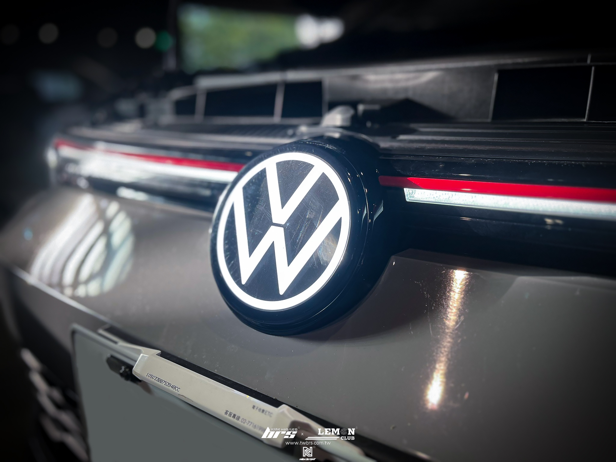 Volkswagen Golf 8 安裝 發光廠徽