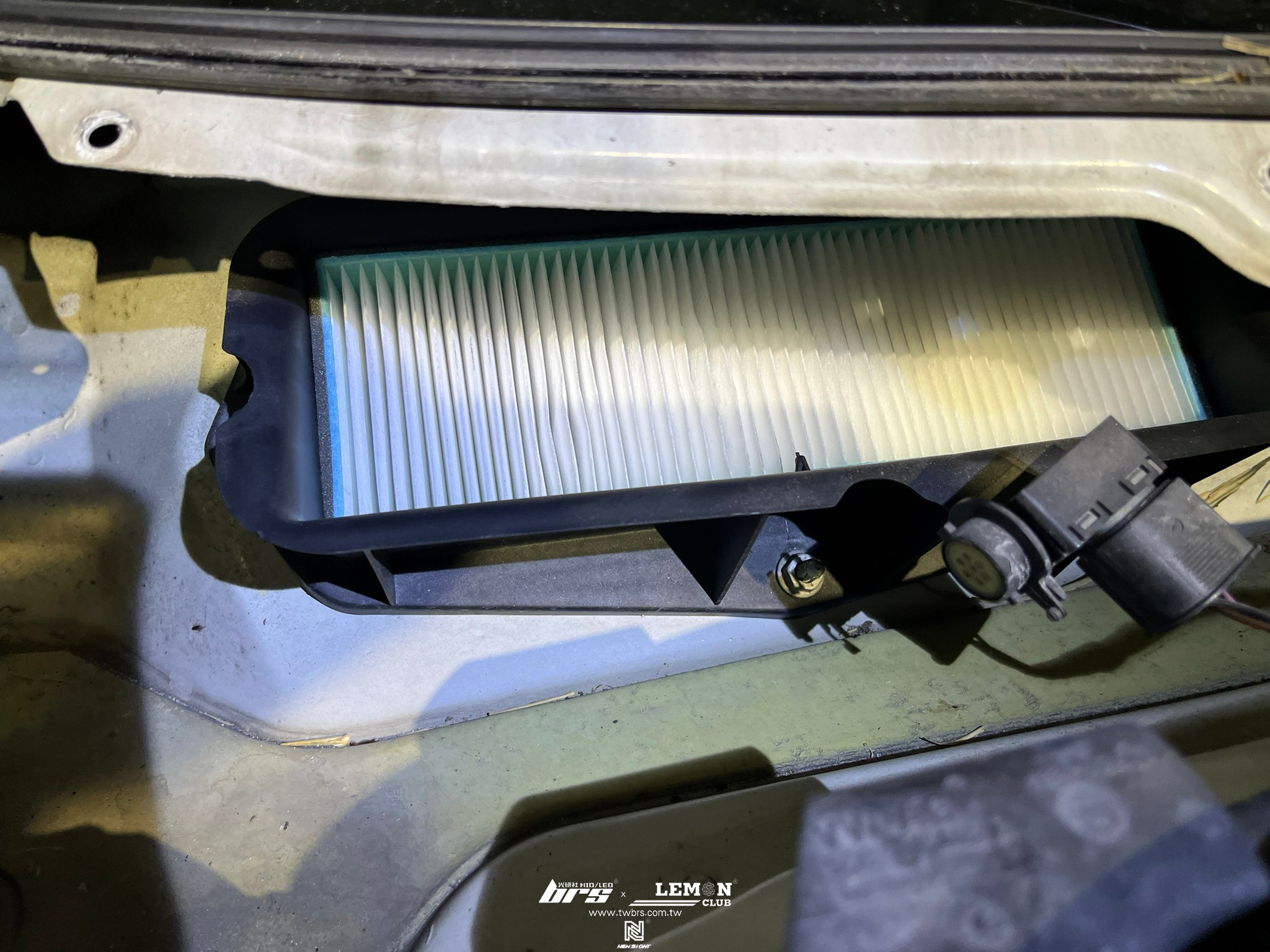 Skoda Octavia 安裝 把手式倒車顯影鏡頭(無軌跡版)+MQB外置空氣濾芯+奈米銀抗菌活性碳冷氣濾芯+後行李箱卡槽