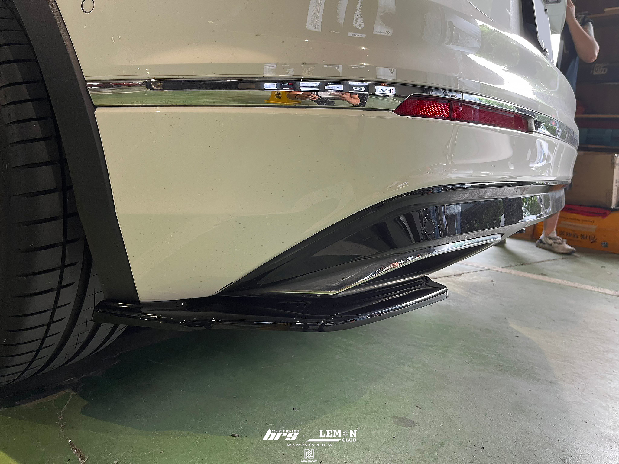 Volkswagen New Tiguan 安裝 後視鏡流水方向燈+碳纖維後視鏡蓋+類MAX後包角