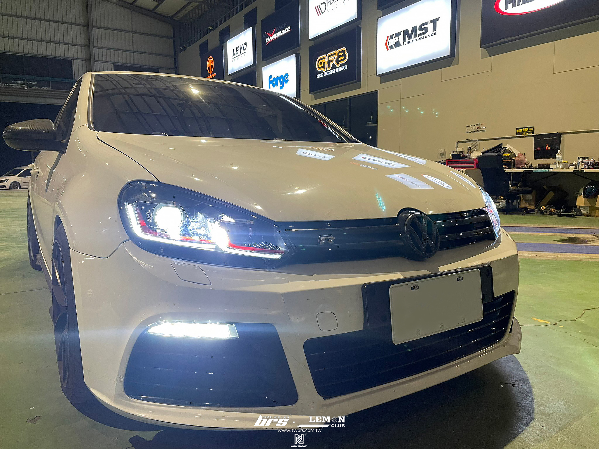 Volkswagen Golf 6 R 安裝 6改7.5紅線魚眼大燈總成