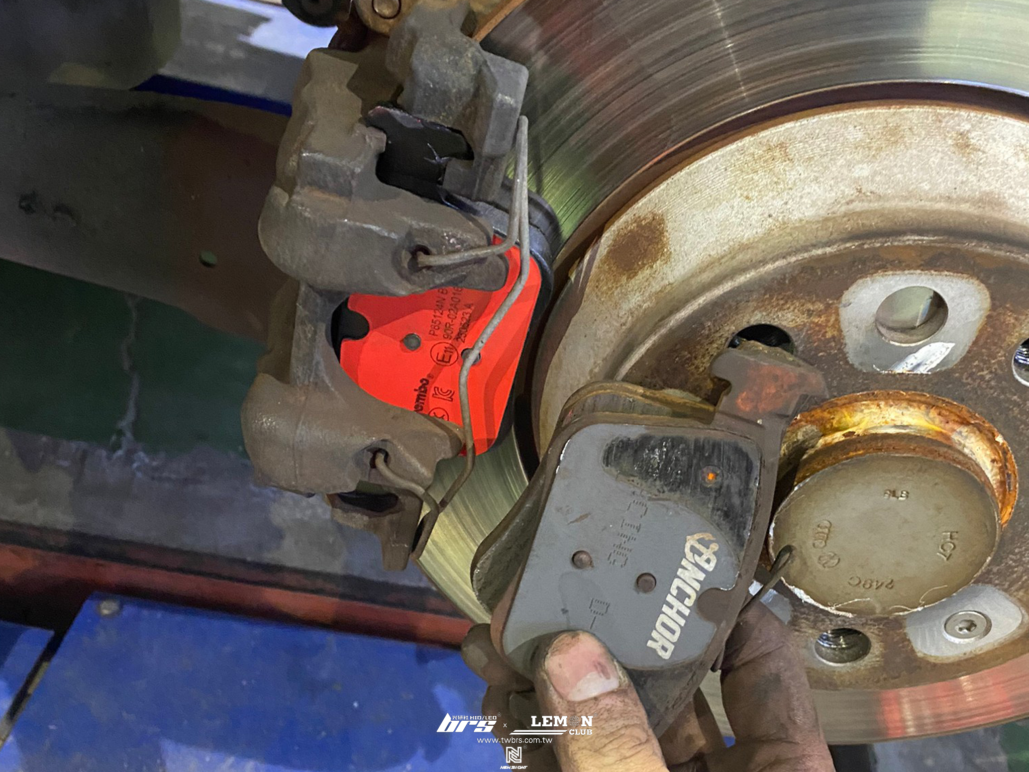 Skoda Superb 安裝 Brembo後來令片(紅皮)