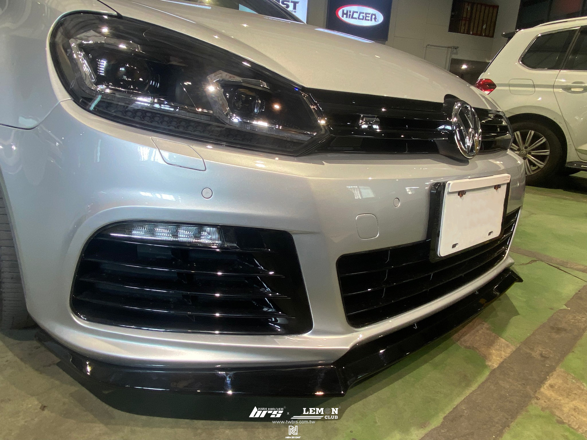 Volkswagen Golf 6 安裝 6改7.5銀線魚眼大燈總成+H7 6500K 高階款LED+腳窩燈+R20 類MAX側裙+R20專用前下巴