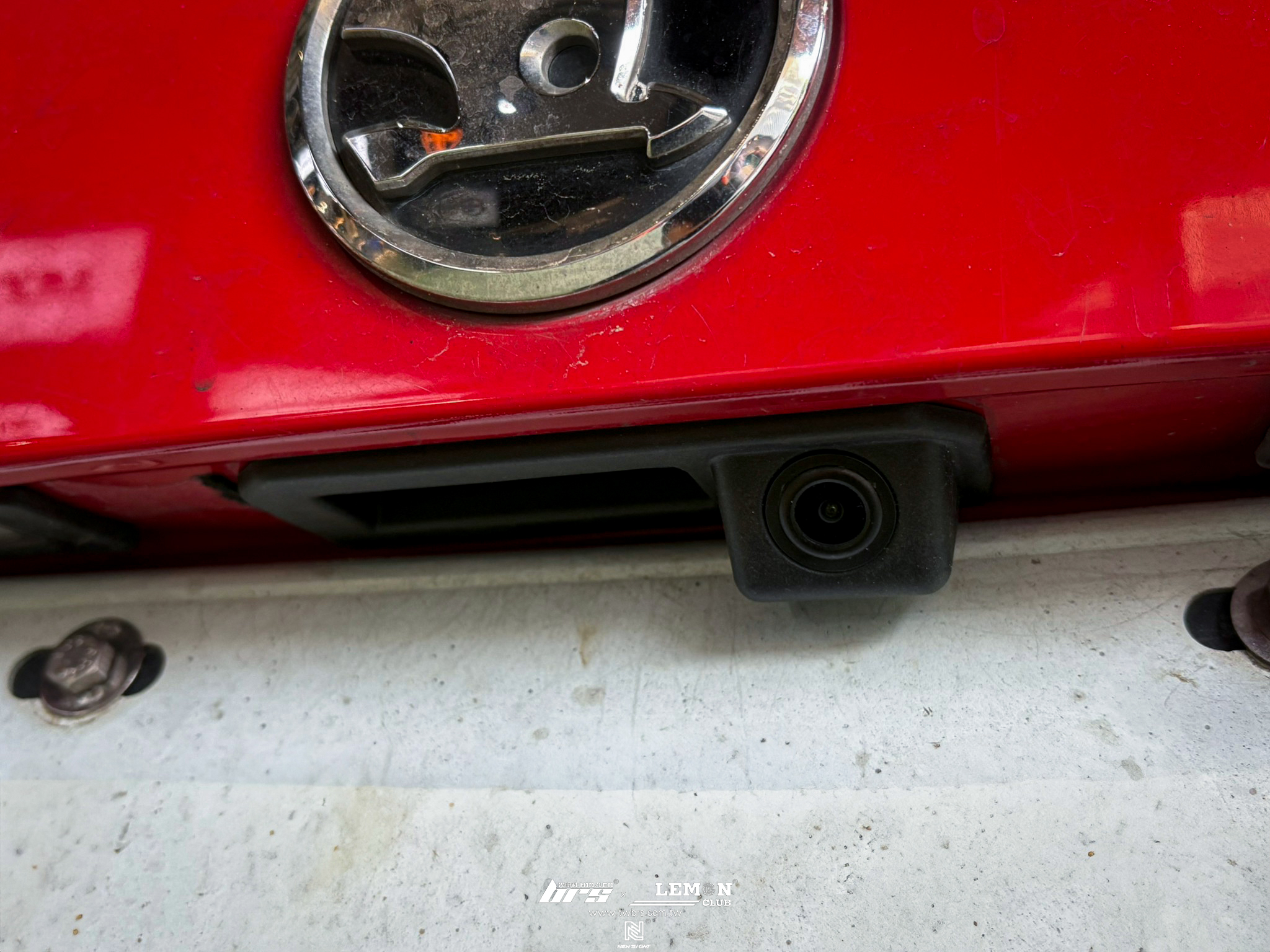 Skoda Fabia 安裝 把手式倒車顯影鏡頭(軌跡版)