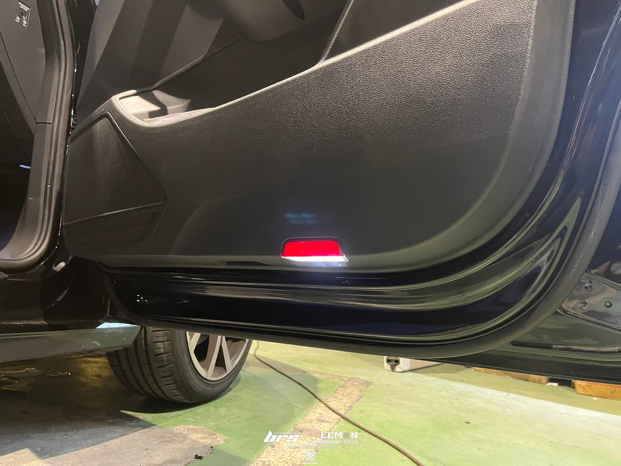 Volkswagen Touran 安裝 門邊燈+腳窩燈