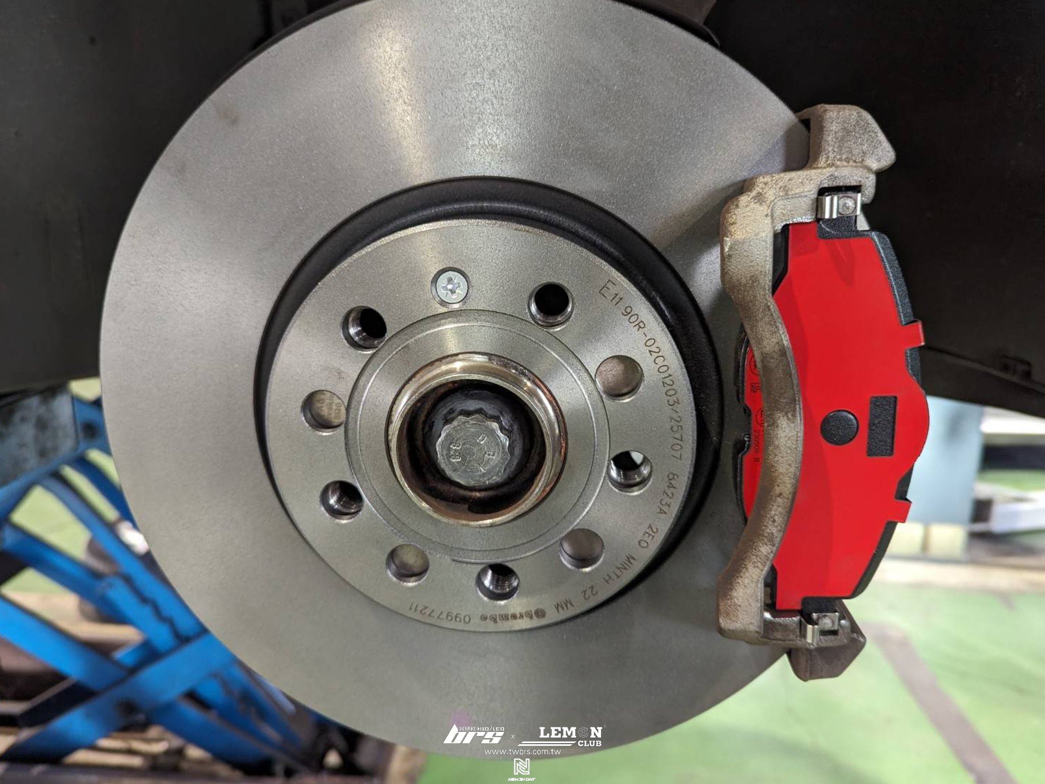 Skoda Superb 保養(德國Rheinol萊茵機油5W30+原廠機油芯+原廠洩油螺絲+原廠洩油螺絲墊片)+Brembo312x25前平盤+Brembo前來令片(紅皮)