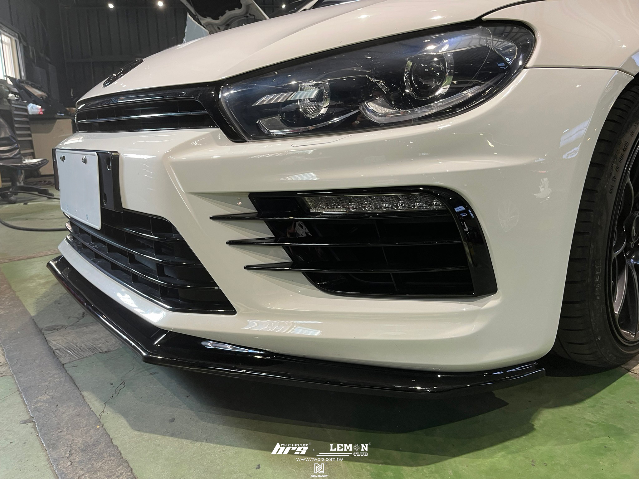 Volkswagen Scirocco 保養(Rheinol萊茵機油5W30+原廠機油芯+原廠火星塞+原廠進氣濾芯)+前下巴