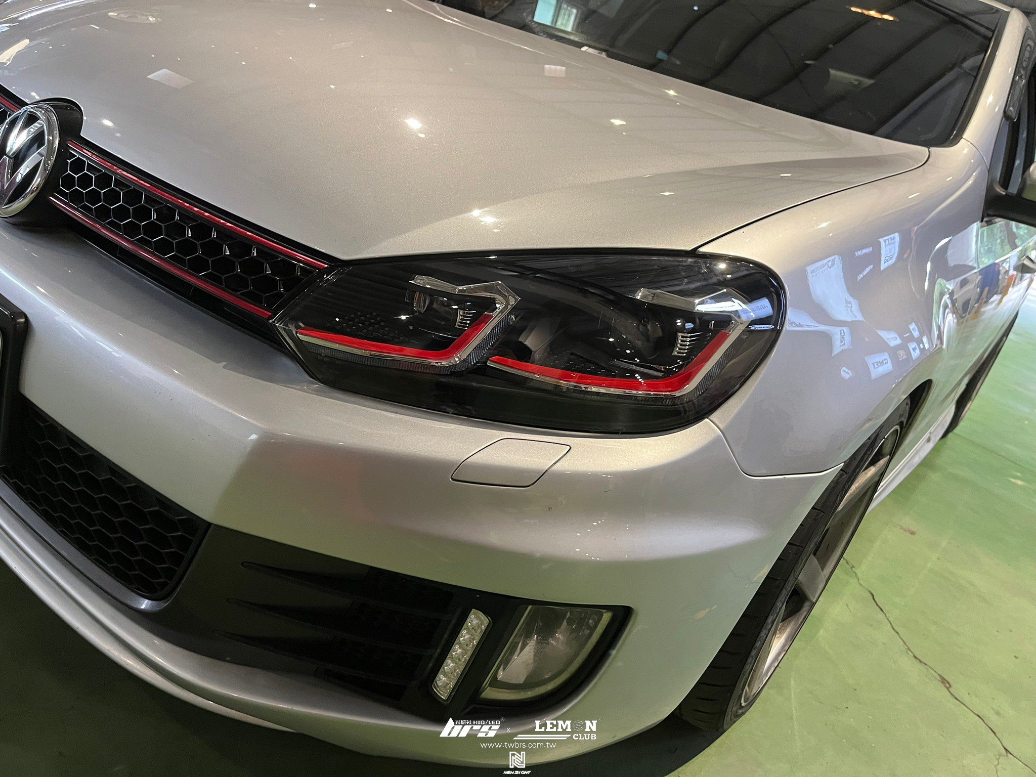 Volkswagen Golf 6 安裝 6改7.5紅線魚眼大燈總成+HIGHLIGHT SS款(高階款) 6500K LED