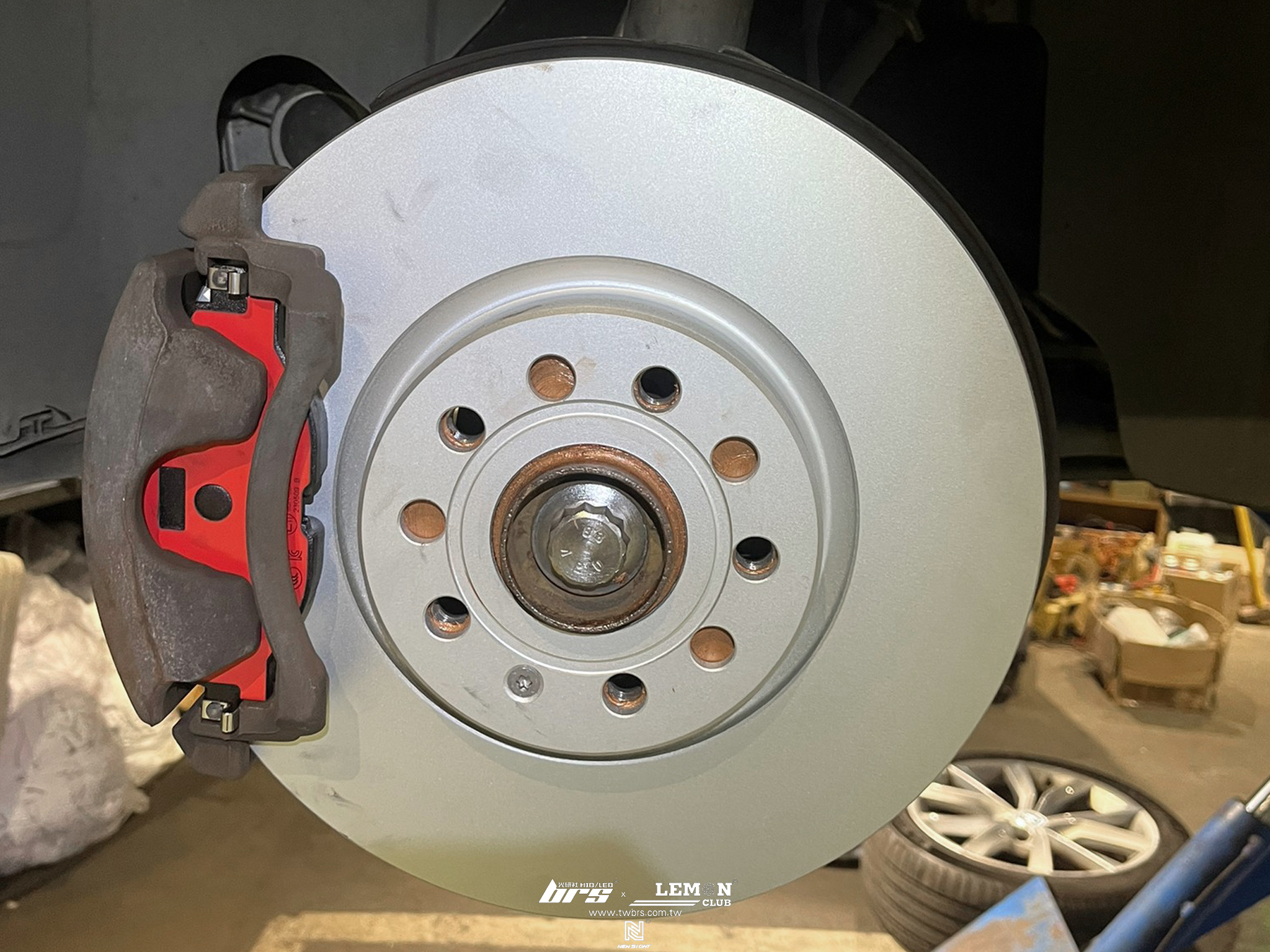 Skoda Superb 安裝 Brembo前來令片(紅皮)+TEXTAR前碟盤