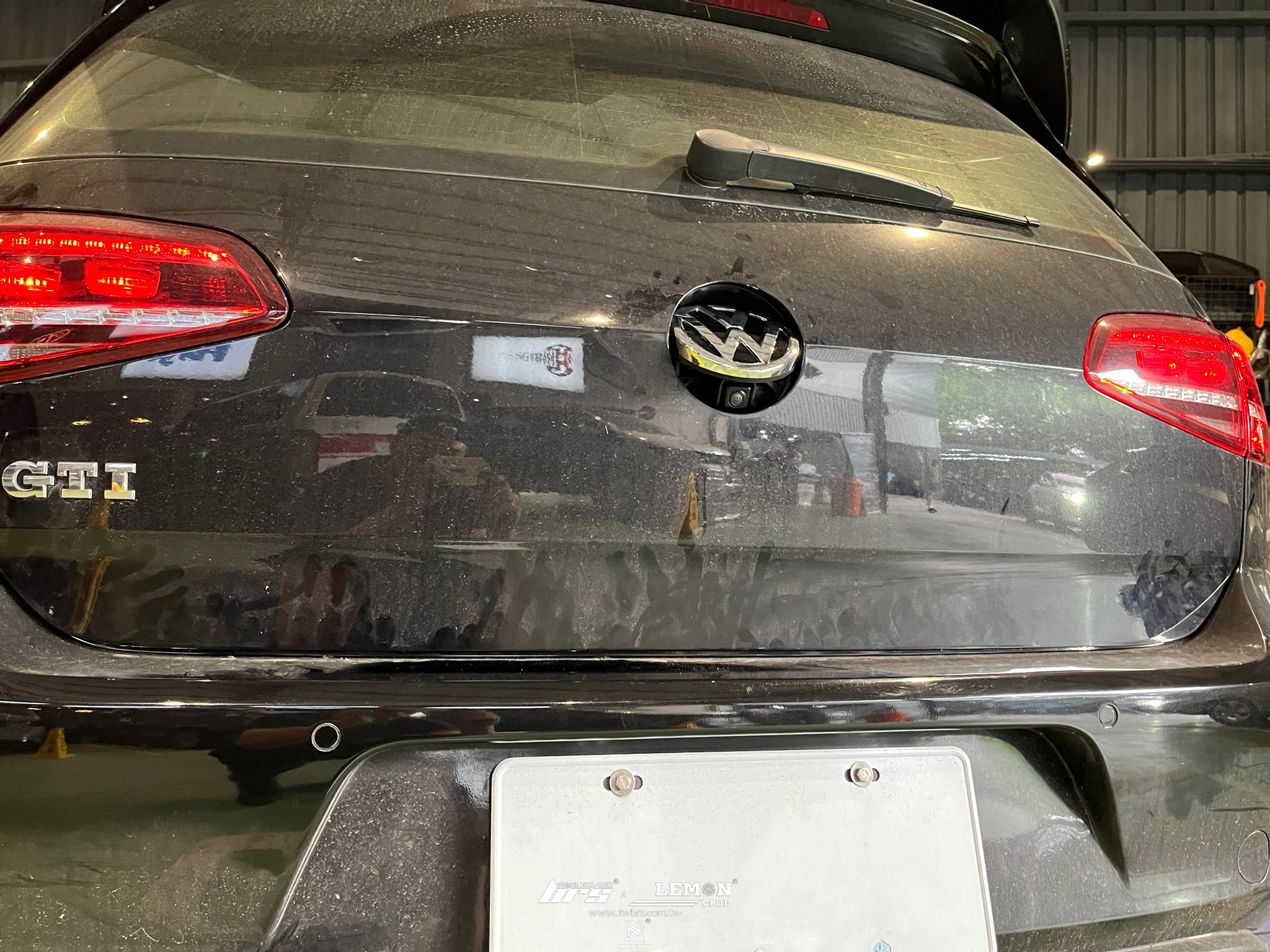 Volkswagen Golf 7 GTI 安裝 原廠倒車翻蓋顯影鏡頭(無軌跡版)